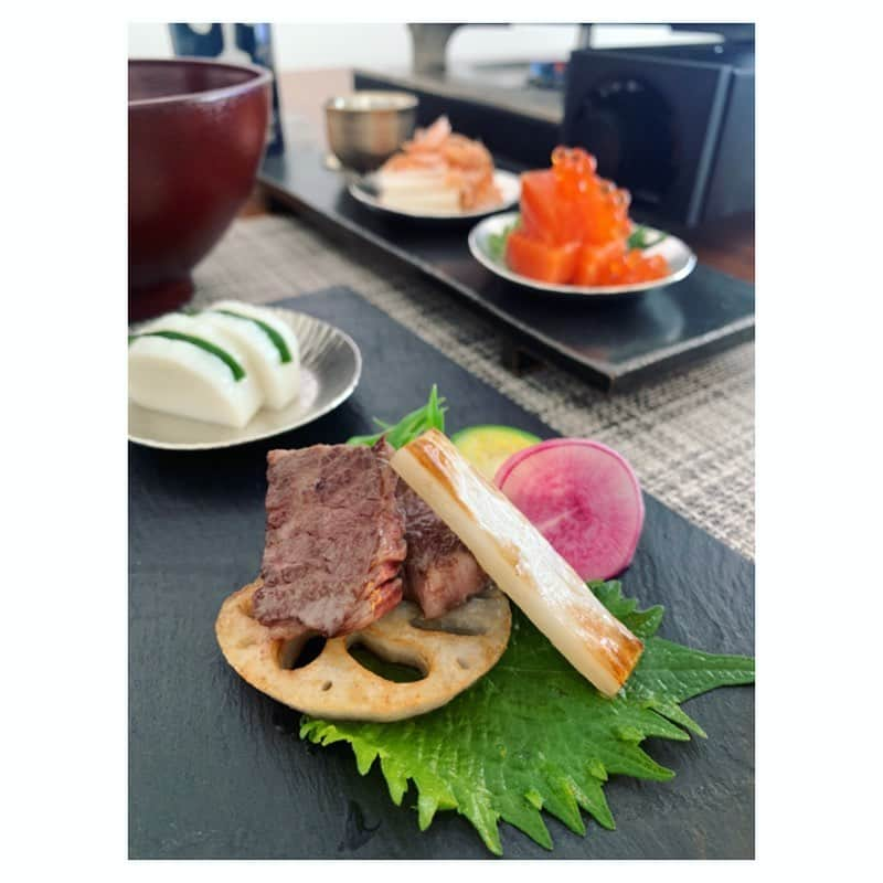 市橋有里さんのインスタグラム写真 - (市橋有里Instagram)「春の食材が出始めましたね♪ ほろ苦い山菜や桜海老やそら豆。 可愛い食材が多い春は好き☻ ちょこちょこいろいろ食べたいなと作って さぁ食べよ！って時に… 斉藤和義が素敵過ぎて見入ってしまう。 何度聞いてもきゅんきゅん❤︎ (ガラニモナク珍しくw) もうお料理そっちのけ🤣 みなさま、よい週末を✨ ・ #小料理屋あり #斉藤和義かっこよすぎ  #うるいと間違えてウドを買ってしまったw #山菜 #桜海老 #春の食材 #火鍋　が食べたくて #器好き @livingmotif」2月13日 13時27分 - ariichihashi