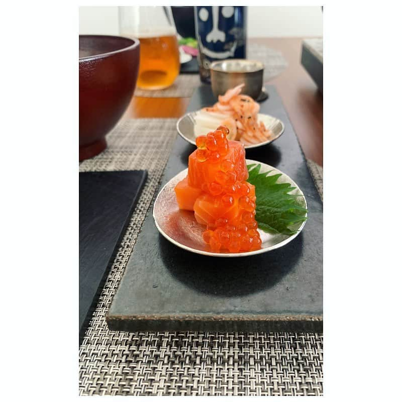 市橋有里さんのインスタグラム写真 - (市橋有里Instagram)「春の食材が出始めましたね♪ ほろ苦い山菜や桜海老やそら豆。 可愛い食材が多い春は好き☻ ちょこちょこいろいろ食べたいなと作って さぁ食べよ！って時に… 斉藤和義が素敵過ぎて見入ってしまう。 何度聞いてもきゅんきゅん❤︎ (ガラニモナク珍しくw) もうお料理そっちのけ🤣 みなさま、よい週末を✨ ・ #小料理屋あり #斉藤和義かっこよすぎ  #うるいと間違えてウドを買ってしまったw #山菜 #桜海老 #春の食材 #火鍋　が食べたくて #器好き @livingmotif」2月13日 13時27分 - ariichihashi