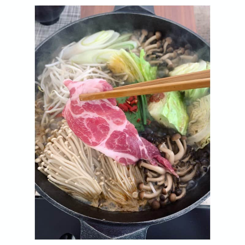 市橋有里さんのインスタグラム写真 - (市橋有里Instagram)「春の食材が出始めましたね♪ ほろ苦い山菜や桜海老やそら豆。 可愛い食材が多い春は好き☻ ちょこちょこいろいろ食べたいなと作って さぁ食べよ！って時に… 斉藤和義が素敵過ぎて見入ってしまう。 何度聞いてもきゅんきゅん❤︎ (ガラニモナク珍しくw) もうお料理そっちのけ🤣 みなさま、よい週末を✨ ・ #小料理屋あり #斉藤和義かっこよすぎ  #うるいと間違えてウドを買ってしまったw #山菜 #桜海老 #春の食材 #火鍋　が食べたくて #器好き @livingmotif」2月13日 13時27分 - ariichihashi