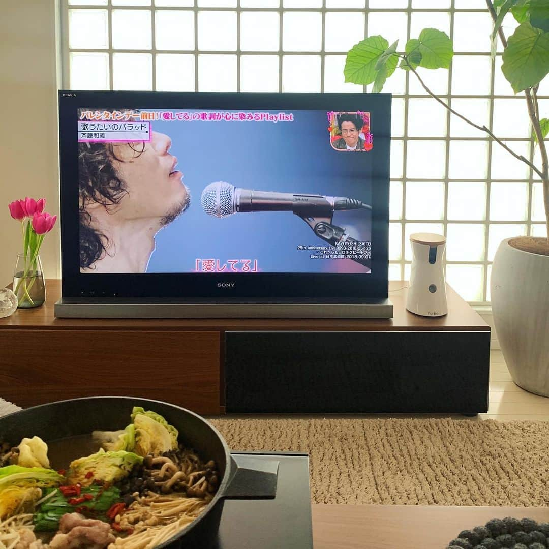 市橋有里さんのインスタグラム写真 - (市橋有里Instagram)「春の食材が出始めましたね♪ ほろ苦い山菜や桜海老やそら豆。 可愛い食材が多い春は好き☻ ちょこちょこいろいろ食べたいなと作って さぁ食べよ！って時に… 斉藤和義が素敵過ぎて見入ってしまう。 何度聞いてもきゅんきゅん❤︎ (ガラニモナク珍しくw) もうお料理そっちのけ🤣 みなさま、よい週末を✨ ・ #小料理屋あり #斉藤和義かっこよすぎ  #うるいと間違えてウドを買ってしまったw #山菜 #桜海老 #春の食材 #火鍋　が食べたくて #器好き @livingmotif」2月13日 13時27分 - ariichihashi