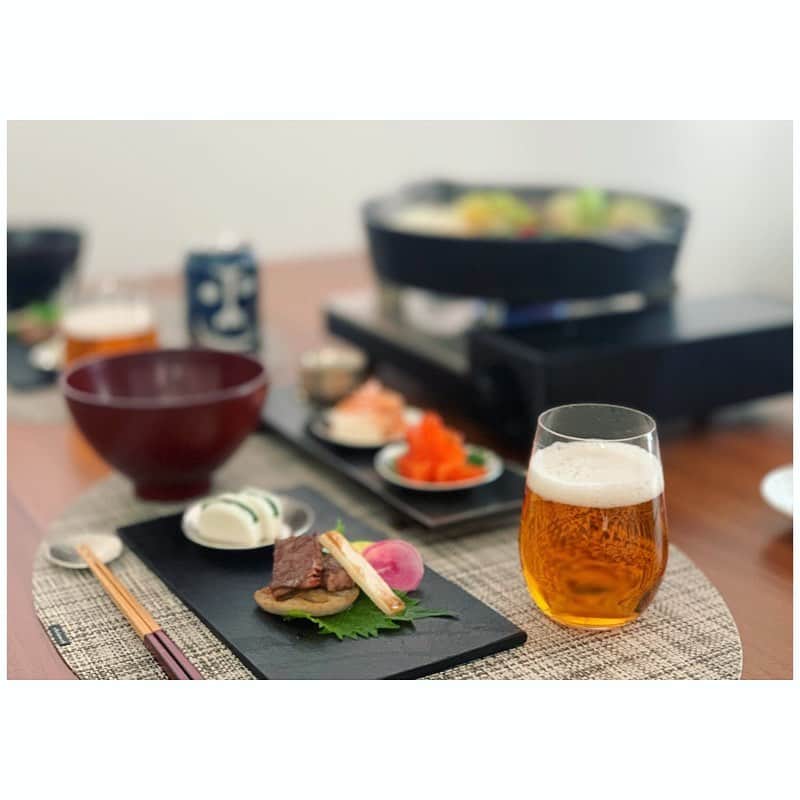 市橋有里さんのインスタグラム写真 - (市橋有里Instagram)「春の食材が出始めましたね♪ ほろ苦い山菜や桜海老やそら豆。 可愛い食材が多い春は好き☻ ちょこちょこいろいろ食べたいなと作って さぁ食べよ！って時に… 斉藤和義が素敵過ぎて見入ってしまう。 何度聞いてもきゅんきゅん❤︎ (ガラニモナク珍しくw) もうお料理そっちのけ🤣 みなさま、よい週末を✨ ・ #小料理屋あり #斉藤和義かっこよすぎ  #うるいと間違えてウドを買ってしまったw #山菜 #桜海老 #春の食材 #火鍋　が食べたくて #器好き @livingmotif」2月13日 13時27分 - ariichihashi