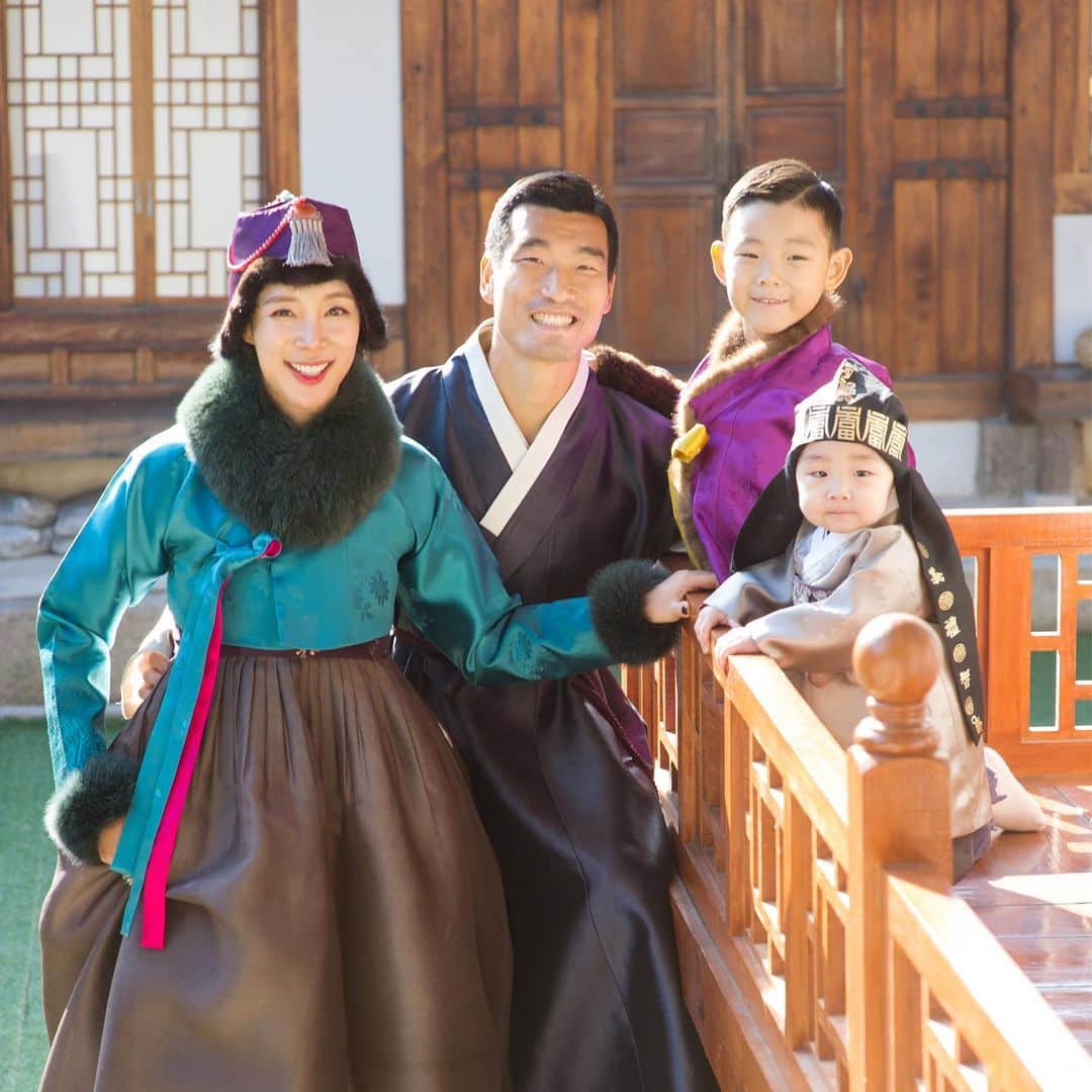 チョ・ウォニのインスタグラム：「사랑하는 우리가족 👨‍👩‍👦‍👦 올해도 화이팅🔥  #가족 #행복 #건강하자 #💗」