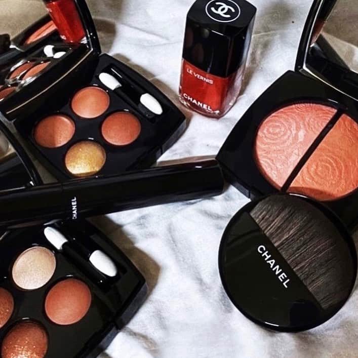 飯島望未のインスタグラム：「CHANEL BEAUTY Spring-Summer 2021 collection✨ @chanel.beauty  This collection takes inspiration from blooming flowers.  CHANEL春夏2021コレクションは 美しい花々からインスピレーションを得ています。 発色もテクスチャーもつけるととっても 華やかで春の陽のような光沢とヘルシーで程よい血色感が素敵です。 このアイテム達を使って どんなメイクをしようかと 考えていくのが楽しみです！ 個人的に春にテラコッタやコッパーっていうのが新鮮でとてもワクワクしています！ 特にフラワーモチーフの入ったハイライトが 私のお気に入りで見た目もすごく可愛いし 特別限定品でこの時期しか買えないっていうのもスペシャル感を味わえます。  LES 4 OMBRES 368  LES 4 OMBRES 372  FLEURS DE PRINTEMPS Blush and Highligher  LE VOLUME DE CHANEL 120  LE VERNIS 887」