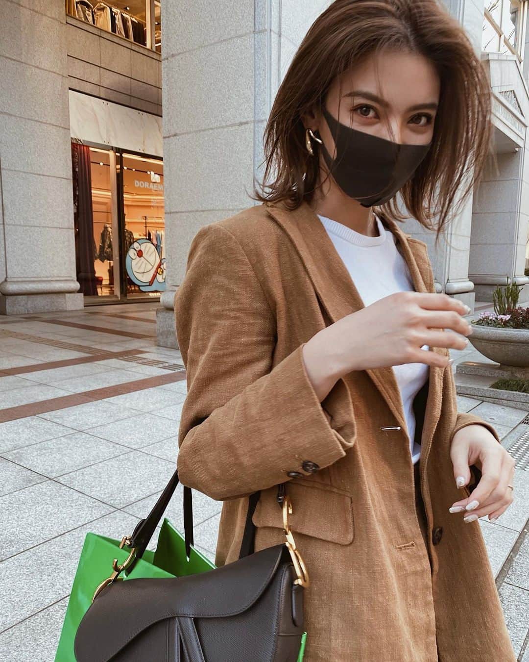 孫きょうのインスタグラム：「𝑉𝑎𝑙𝑒𝑛𝑡𝑖𝑛𝑒 🎁 supported #LINEギフト  旦那にバレンタイン買いに行ったのに自分のをちゃっかりしっかり買った日❤︎  ちなみに旦那に写真お願いするといつも携帯を返してもらうまで連写続けてくるからその時の1枚w 右手は携帯返せの3秒前  話戻ってバレンタインは今はもう同性異性関係なく、日頃のお礼を込めてプチギフトを送るのもいいよね🍫  私はいつもお仕事でお世話になっている方にLINEギフトで感謝を伝えてみました❤️  LINEギフトって相手の住所を知らなくても贈れるのがすごい良い😍電子チケットのギフトだけじゃなくて商品を郵送で受け取りのギフトでも住所は相手が打ち込むから聞く必要ないの！  住所を聞くって少しハードル上がるけど、LINEギフトのこの機能ならサプライズ感が増すし受け取る側からしても便利だよね✨✨  LINEの友だちなら誰にでも贈れるし、なかなか会えない人にもいい✌🏽  選べるギフトも種類がたくさんありすぎて相手に合わせて喜ばれる物絶対見つかると思う😌カタログギフトまであったよ😳  気軽に気持ちを伝えられるのっていいなぁ🌱 便利な機能を知ったからこれから大切なイベントにはLINEギフト沢山活用しよう❤️  #LINEギフト #バレンタイン #PR」