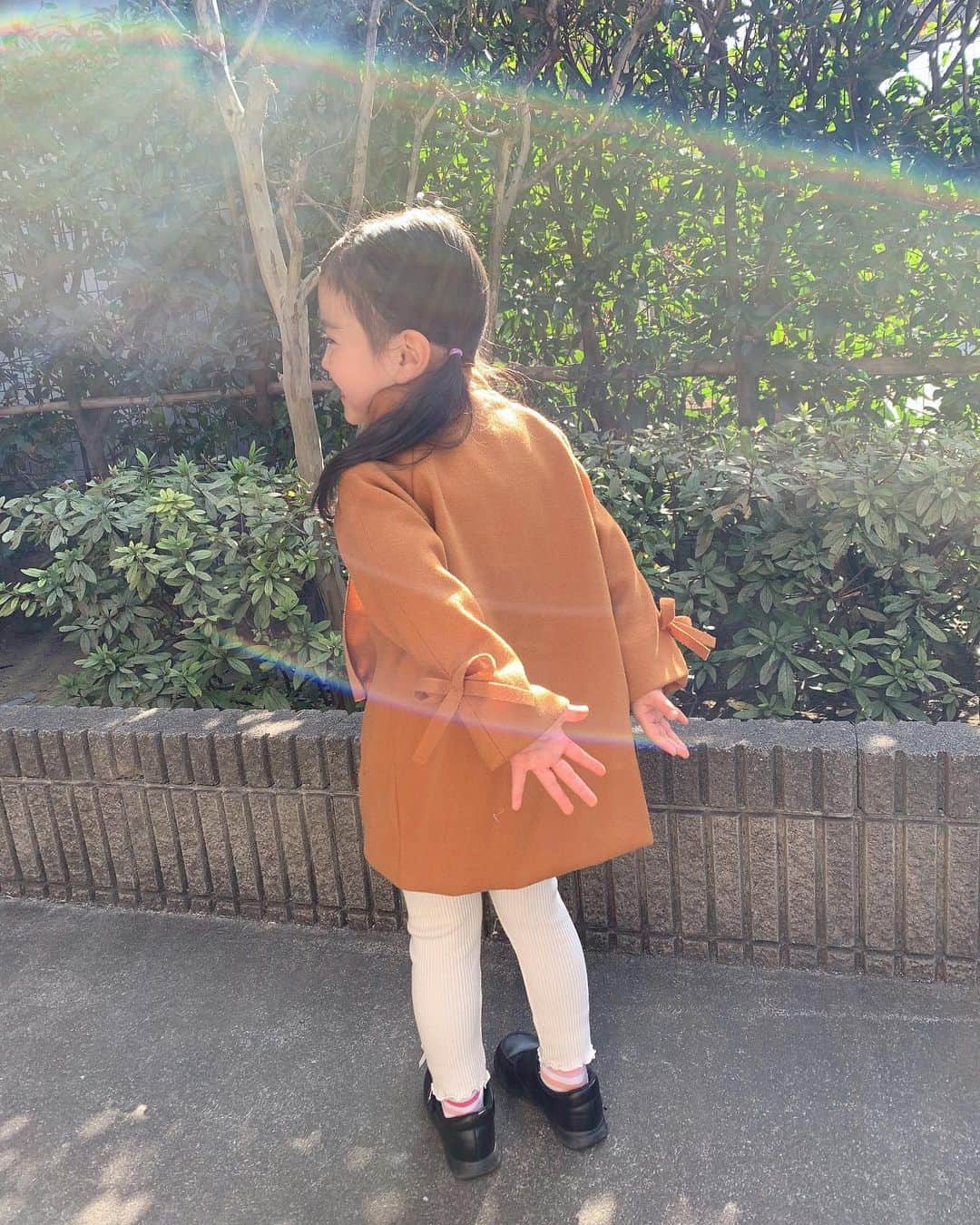 芹澤明日香さんのインスタグラム写真 - (芹澤明日香Instagram)「. . ▶︎▶︎スライドしてね▶︎▶︎ 今日の東京は晴天☀️🌈 寒い日が続くとダウンになりがちだけど 今日みたいに暖かい日は軽めのコートで十分🧥 . 凜がショップモデルをやらせて頂いてる @shop.purete さんのコートです💕 胸元で結ぶ大きなリボンと袖についてるリボンが 可愛いくてすごく凜さんお気に入り🎀✨ . #kidsfashion  #girlsfashion  #kidscode  #kidsmodel  #女の子コーデ #キッズモデル  #4歳女の子」2月13日 13時36分 - 1219asuka