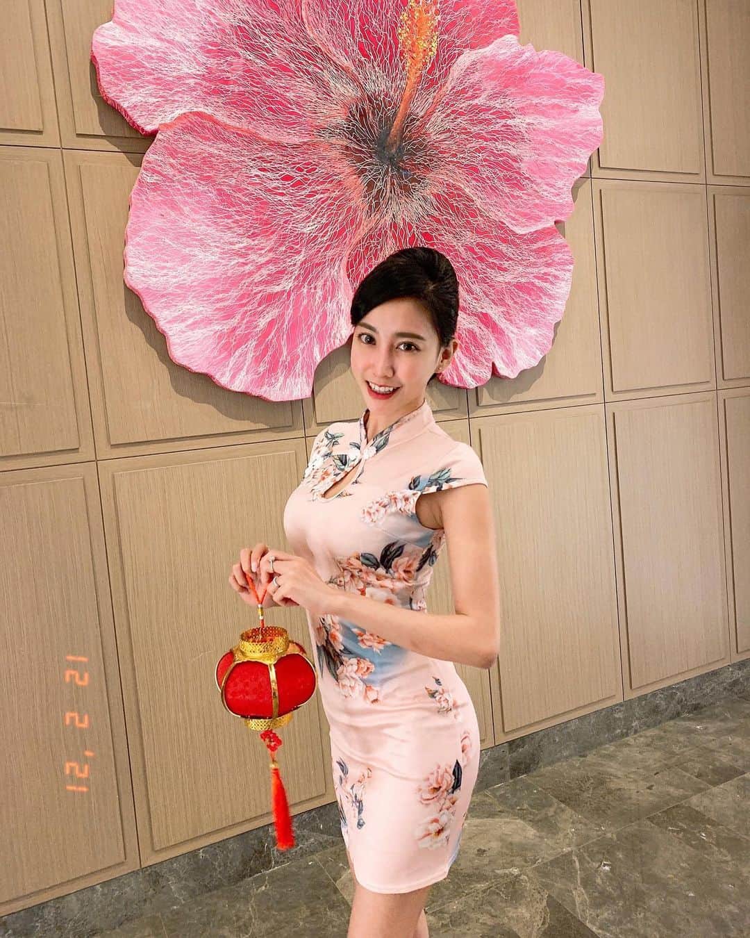 璇璇さんのインスタグラム写真 - (璇璇Instagram)「新年第一發🤍 祝大家新年快樂啊啊啊！  過年前買了一堆旗袍， 終於有機會穿了～～ 好久沒有綁包頭😆  #happychinesenewyear」2月13日 13時30分 - xuanxuantw