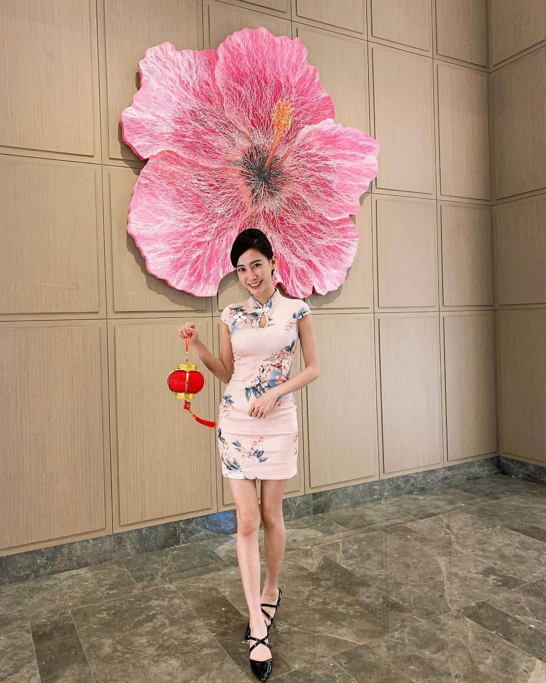 璇璇さんのインスタグラム写真 - (璇璇Instagram)「新年第一發🤍 祝大家新年快樂啊啊啊！  過年前買了一堆旗袍， 終於有機會穿了～～ 好久沒有綁包頭😆  #happychinesenewyear」2月13日 13時30分 - xuanxuantw