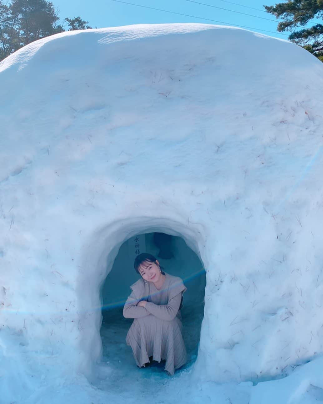 上妻未来さんのインスタグラム写真 - (上妻未来Instagram)「はじめてのかまくら☃️ 夏しか愛してなかった私だったけど 冬も楽しいね🧚‍♂️  #はじめてだらけの旅  #かまくら  #ソトアソビ  #ここはどこでしょう」2月13日 13時40分 - kozuma.m