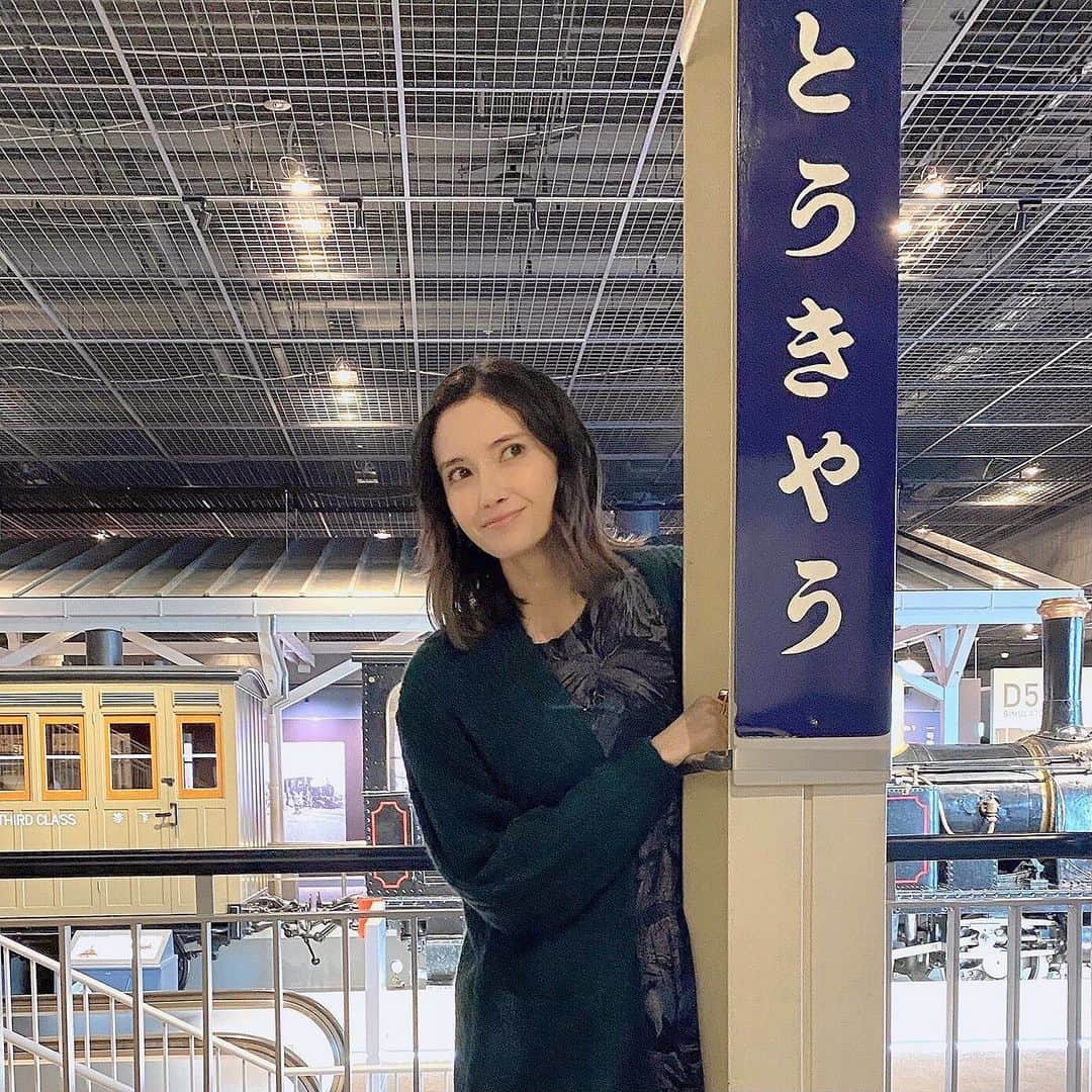 のインスタグラム：「久々の鉄博！﻿ ニッポンの底力 鉄道王国物語 第5弾で行きました。いつ行っても落ち着くわ﻿ (ニューシャトルの新型車両2020系に乗って行きました。かっこいいけど、1050系派です…)﻿ ﻿ オンエアは今日の21時から！ご興味ある方はぜひ。レール交換作業の最新事情や分岐器生産工場の裏側、圧巻でした。﻿ ﻿ J-WAVE TRUME TIME AND TIDEもあります。今週のゲストは喫茶室「蕪木」店主で、 珈琲焙煎士、チョコレート技師の蕪木祐介さん﻿ @jwavetimeandtide (←カニポだらけ)﻿ ﻿ ﻿ NHK BSプレミアム「驚き！ニッポンの底力 鉄道王国物語５」﻿ 2月13日　21:00〜﻿ ﻿ J-WAVE「TRUME TIME AND TIDE」 2月13日　﻿ 毎土曜21:00〜﻿ ﻿ TBS「じょんのび日本遺産」﻿ 2月14日　6:00〜﻿ NHKFM「×（かける）クラシック」﻿ 2月14日　14:00〜﻿ 2月15日　7:25〜(再)﻿ ﻿ ニッポンの底力の衣装は→﻿ #コート @newans.official﻿ #カーデ @kohslickcurro ﻿ @31philliplim﻿ #ワンピース @fumietanaka_jp﻿ #ブーツ @dianashoespress﻿ #ピアス @gemmaalus﻿ #リング @sussus.official﻿ #スタイリスト @okapiiiii  #ヘアメイク #井上祥平﻿ ﻿ #市川紗椰　#TOKYAU!」