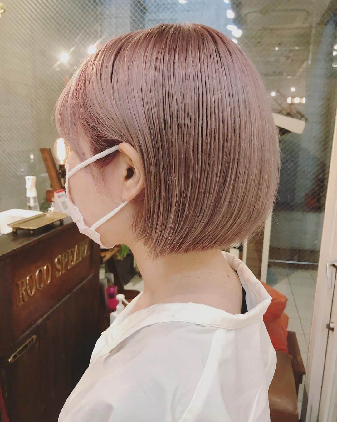 斉藤潤一のインスタグラム：「ミルクティーベージュのショートボブ ＃ボブ  #斉藤潤一  明るいカラーが好きな方は是非 . 〒150-0041 東京都渋谷区神南 ご予約はこちらへ ☞☞ TEL ☏﻿ ﻿03-3462-2093 web  roco@1cs.jp 渋谷 美容室 #rocospearz . 〒150-0041 東京都渋谷区神南1-14-9 第7FMGビルB1F . . ご予約はこちらへ ☞☞ TEL ☏﻿ ﻿03-3462-2093 web  roco@1cs.jp . ★平日  open  11:30-22:30 ★土日祝  open  11:00-21:30  #渋谷#東京#oggiotto#新宿#新宿美容室#ヘアアレンジ #韓国風ヘア #バレイヤージュ #hair#渋谷美容室 #インナーカラー#オシャレ #外国人風カラー#ロングヘア #ヘアアレンジ #ケアブリーチ  #アッシュ #newcolor # #tokyo #shibuya #hair #longhair #モデル#バレイヤージュカラー #ファッション　#美容師 #패션 #미용사 #미용」