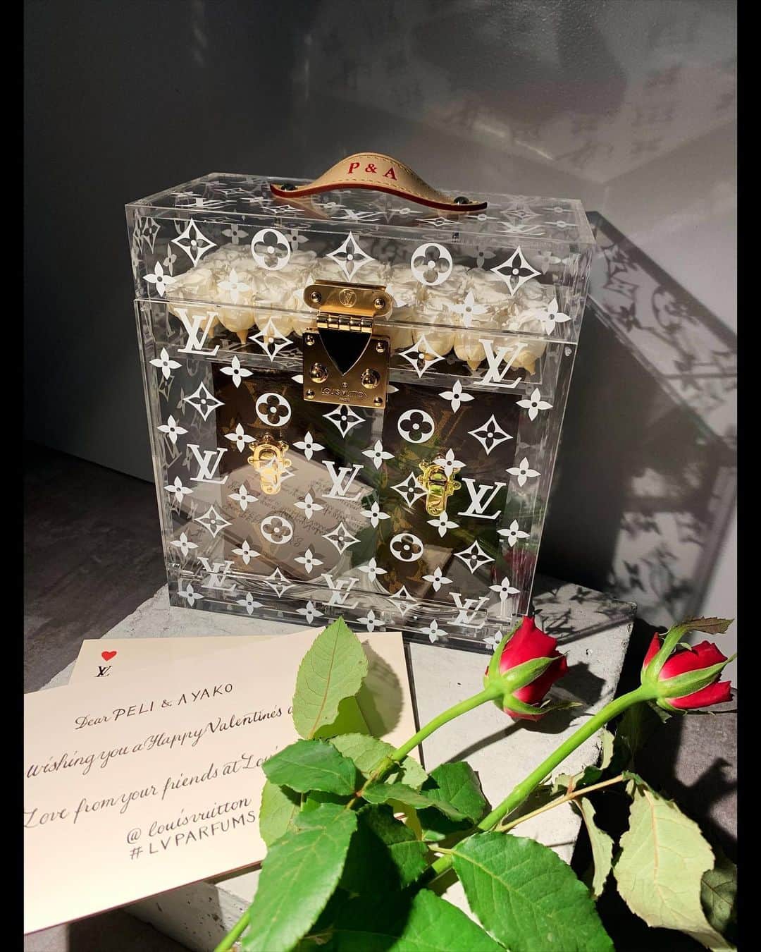 PELIのインスタグラム：「amazing valentain's day gift from LOUIS VUITTON 💝 イニシャル入りの素敵なバレンタインギフトが @louisvuitton さんから届きました❤️🌹❤️ Aは @a.com524 👽💚  沢山の白い薔薇とフレグランス用のトラベルケース💫💖💫  香りは2人とも金木犀の ÉTOILE FILANTE (エトワール･フィラント) 夜空を照らし、輝かしい未来を描く流星🌌🌠🌌 ロマンチックすぎて😭💖　  Happy Valentine's Day❤️  #louisvuitton #lvparfums  ❣️❤️thank you❤️❣️ @louisvuitton」