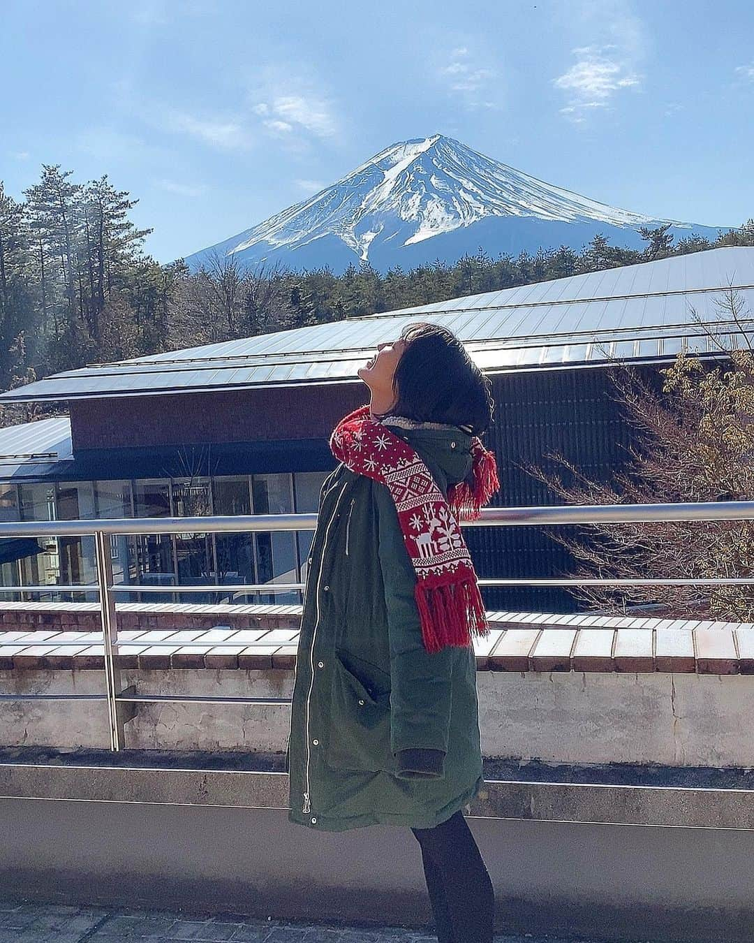 佐藤あかりのインスタグラム：「🏔山梨県🏔 . 空き時間があったので、またワイングラス作りをしたよ〜🍷 前回と描いた絵柄が似てる、、🤔? 4枚目が削る前で、3枚目が完成🍷 . . そして、剣道まっしぐら！ 10月に行った大分鶴崎ロケが公開されています😊私の大好きな後藤先生とおいちゃん、そしてなぜだかママまで出てくる回です💧 観てくれたら嬉しいな〜☺︎ . コメントも全部見ています♪ いつも本当にありがとうございます〜☺︎ . それでは素敵な週末を過ごしてねっ🌱 まったね〜♪  #山梨　#富士山　#グラス作り　#剣道　#剣道まっしぐら　#大分　#大分県　#大分鶴崎」