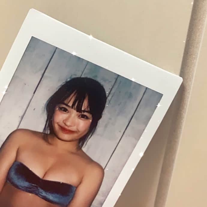 西本ヒカルのインスタグラム：「ベロア素材の可愛い衣装🧵 ぜひチェックしていただけると嬉しいです☺︎ #BOMB３月号#雑誌 #チェキ #オフショット」