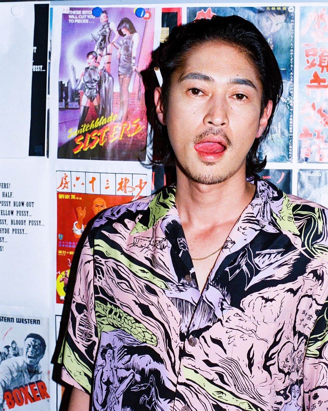 窪塚洋介のインスタグラム：「@wackomaria_guiltyparties @thenewordermagazine @jirokonami  @rueedman   #wackomaria #thenewordermagazine  いらぬ世間へのプライドを削り落とし、 己にこそ誇り高く生きる。」