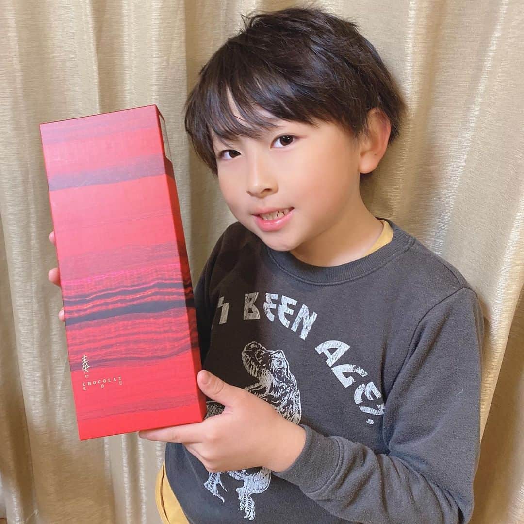 高村凛のインスタグラム：「今年のバレンタインは es koyama の チョコガナッシュが挟んである シフォンケーキにしました⭐️💕  チョコレートサンドイッチみたいな　 ふわふわのケーキですごく美味しいの❤️✨  子供達にも大好評でした❣️❤️  @es_koyama  #eskoyama #valentine #valentineday  #バレンタイン」