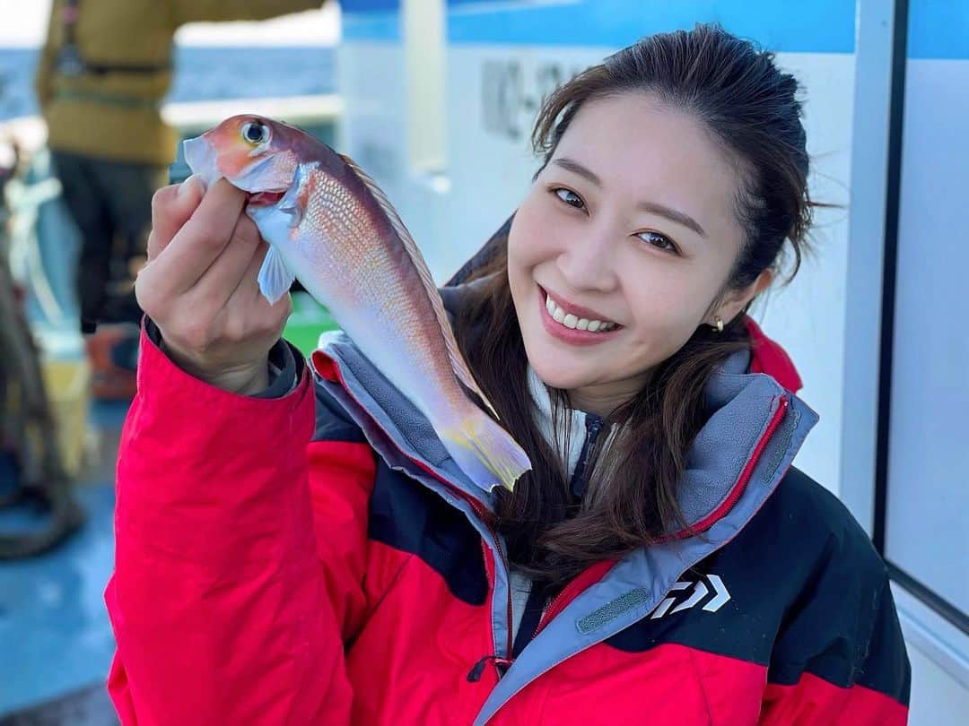 のインスタグラム：「・﻿ ﻿ いつものアマダイメンバーで #一俊丸 さん🎣﻿ ﻿ いや〜〜最近調子よかったのに…苦しかった💦笑﻿ なぜかアタリが全然なくて？？？😇﻿ でも周りは釣れてて？？？😇﻿ おやおや？？？﻿ ﻿ 本命どころか外道の当たりも全然なくて、﻿ 一体何だこりゃ〜と悶絶…💦﻿ ﻿ さすがにボウズは避けたいと最後まで頑張り💦﻿ 最後のひと流しで何とか1匹✨ 今回も最後の最後…笑﻿ ちぃアマだけどこれはこれで嬉しかった…🤣﻿ 0と1じゃ全然違うもんね！笑﻿ ﻿ 彩（ @ochipiiiii ）は久しぶりのアマダイなのに当たりの数が圧倒的に出ててさすがの釣果‼️無事にマイロッド入魂できたね✨ 池田さん（ @fishing_yasuta ）もこの日43cmのデカアマを釣り上げてライトアマダイカップ王手‼️﻿ ﻿ 周りが上手い人ばっかりなので勉強になります…🤔﻿ 今季もうちょっとアマダイ行けるかな〜✨﻿ ﻿ ﻿ #釣りガール  #釣り女子  #釣りたガール  #釣りモデル  #釣り女  #アングラー  #道産子アングラー  #釣り好き  #釣り好きな人と繋がりたい  #船釣り  #海釣り  #釣りが好き  #釣果  #オフショア  #アマダイ釣り #釣果  #釣り好きと繋がりたい  #fishinggirl #富士村彩花」