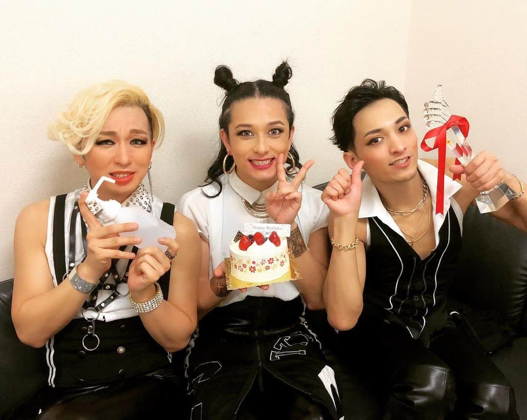 HIDEKiSMのインスタグラム：「先日のワンマンライブでメンバー、スタッフ、GAViiのみんなからお誕生日をお祝いしていただきました🥺💝 とっても嬉しかった♡  それにしても誕生日1月17日だけど、いつまでお誕生日ネタ載せるの？ それは誕生日前後1か月❤️ 免許の更新と一緒💋 失効したけど。  #enviigabriella #souljuice #hidekism #kamus #gay #lgbt #highheel #heels #music #dance #fashion #art #entertainment #オネエ #エンガブ #tokyo #japan #planchime #ENGAB #makeup #youtube #birthday」