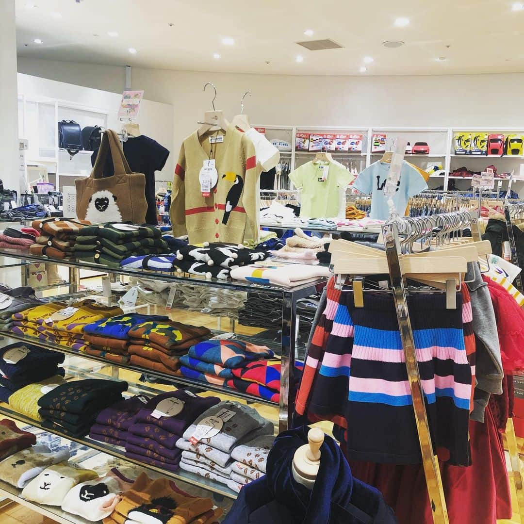 StampStompさんのインスタグラム写真 - (StampStompInstagram)「こんにちは！ ストンプスタンプ 恵比寿三越店です。  ただいま、恵比寿三越では2/28の閉館へ向けて、ご愛顧感謝セールを実施中です🌟🌟🌟  ストンプスタンプ でも最大70%OFFや500円均一、1000円均一と大変お買い求め安くなっております。 連日、朝から大盛況でありがとうございます😊😭  23日からのラスト6日間も更にお値下げ‼️‼️ 衝撃価格でお待ちしております😆😆😆  なお、サイズやカラーは売り切れで揃っていないこともございますのでご了承くださいませ。  ご好評のLeeリュックの名入れについては、受付は終了しています。 お近くの二子玉川ライズ店では通常通り受付しておりますので、ご要望の方は是非そちらでお願い致します。」2月13日 14時01分 - stompstamp