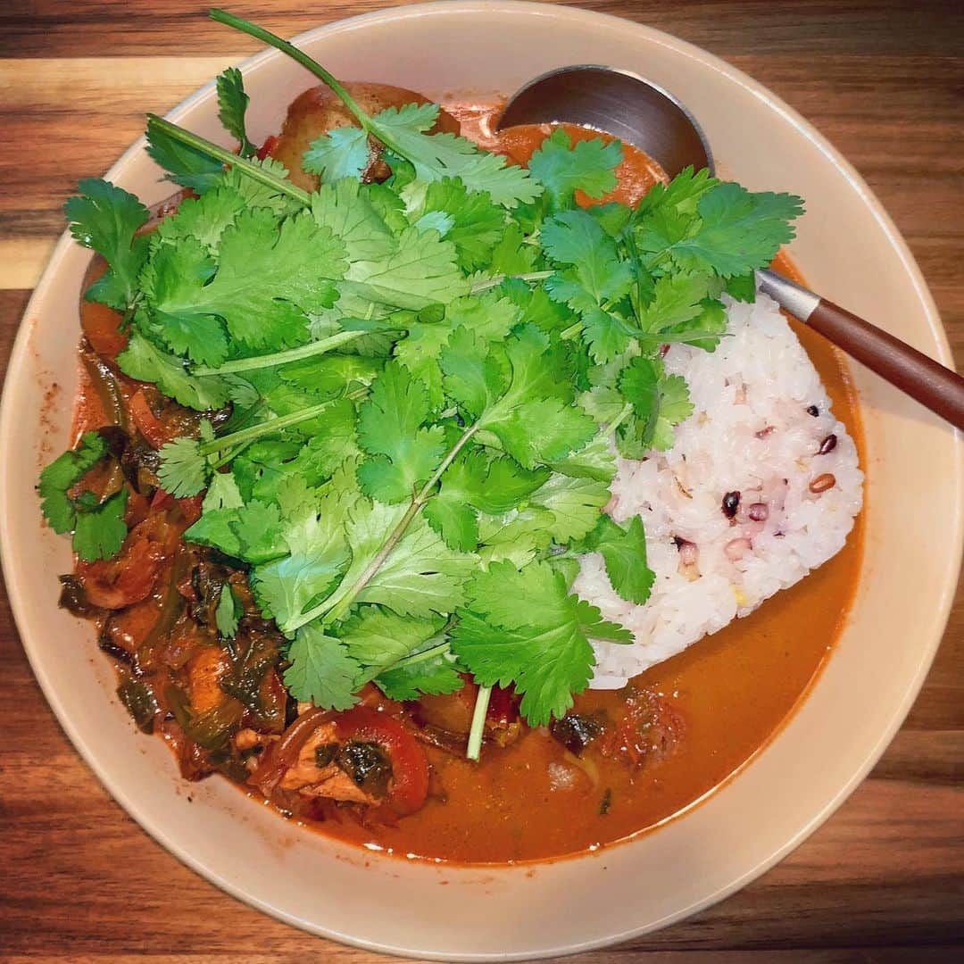 池内万作のインスタグラム：「お昼はみちょ食堂さんのピンクカレー。 なんでも赤ニンジン入れたらピンクになったそうですw 使ったルーは「カレーの壺・スパイシー」。 えらい本格的で美味しかった〜。 さて、そろそろ台本とか開こうかな… ごちそうさまでした！ #イケウチ家の食卓 #みちょ食堂」