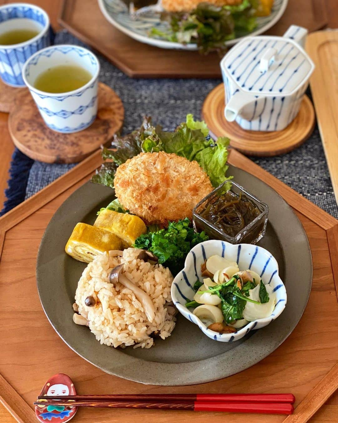 kokochiyoiさんのインスタグラム写真 - (kokochiyoiInstagram)「2021/02/13 土曜日の#お昼ごはん。  しいたけとしめじの#きのこご飯  #ゆり根 と#ルッコラ、 ソーセージのガーリック炒め  卵焼き、もずく酢、菜の花。  コロッケはお手軽に #冷凍食品(#平田牧場)  きのこご飯は、 しいたけ・しめじに 薄口醤油とお酒の下味を つけてから炊いたら、 お出汁なしでも 本当に美味しかったー👍」2月13日 14時07分 - kokochiyoi