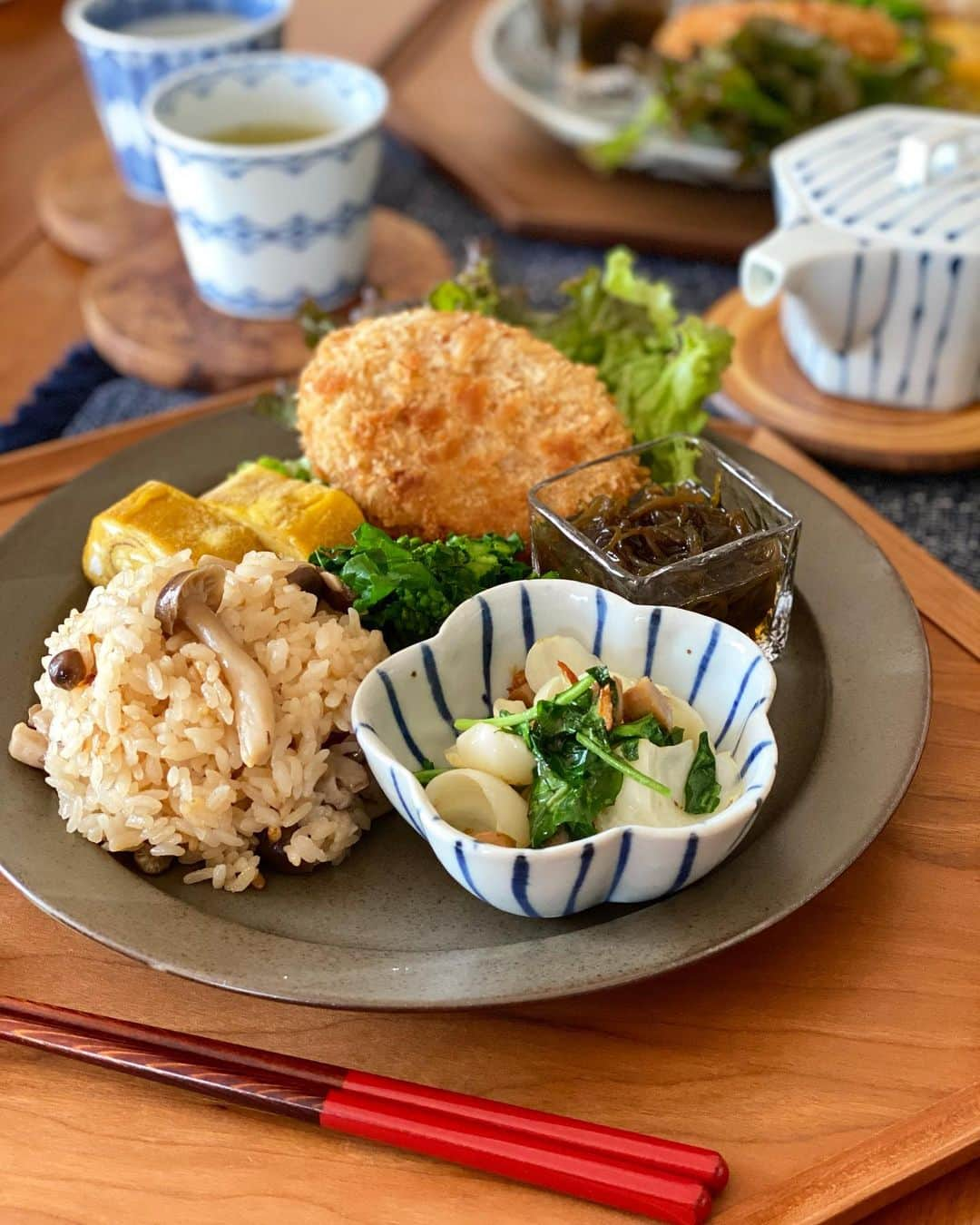 kokochiyoiさんのインスタグラム写真 - (kokochiyoiInstagram)「2021/02/13 土曜日の#お昼ごはん。  しいたけとしめじの#きのこご飯  #ゆり根 と#ルッコラ、 ソーセージのガーリック炒め  卵焼き、もずく酢、菜の花。  コロッケはお手軽に #冷凍食品(#平田牧場)  きのこご飯は、 しいたけ・しめじに 薄口醤油とお酒の下味を つけてから炊いたら、 お出汁なしでも 本当に美味しかったー👍」2月13日 14時07分 - kokochiyoi