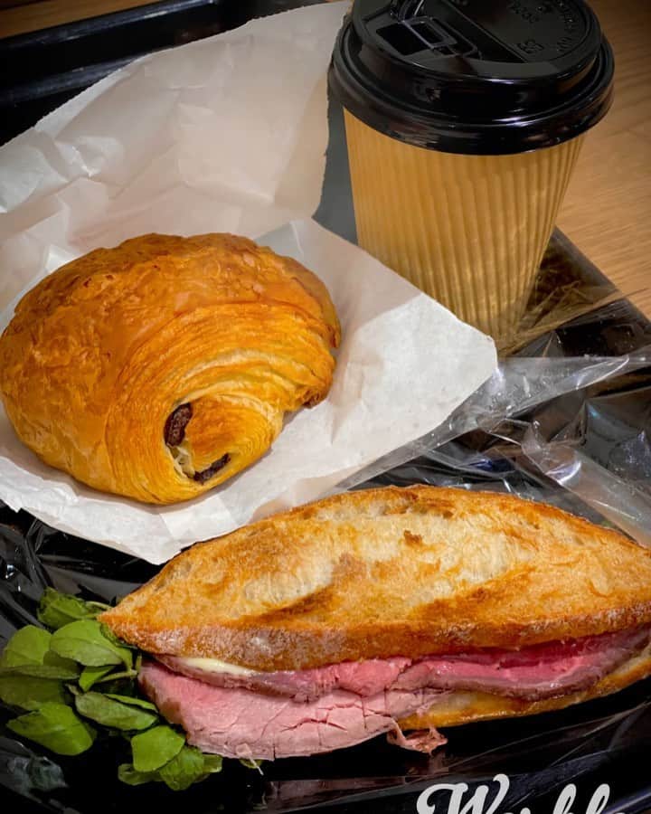 Erenaのインスタグラム：「🥐🥪焼きたて🥪🥐 焼きたてパンみたいに見える🤭w ホカホカ🥖💨💨💨 .  #tea#blakefirst#cafe#bread#chocolat#焼きたてパン#パン#朝食#パン屋さん#ローストビーフワサビサンド#ローストビーフ#パンオショコラ#ショコラ」