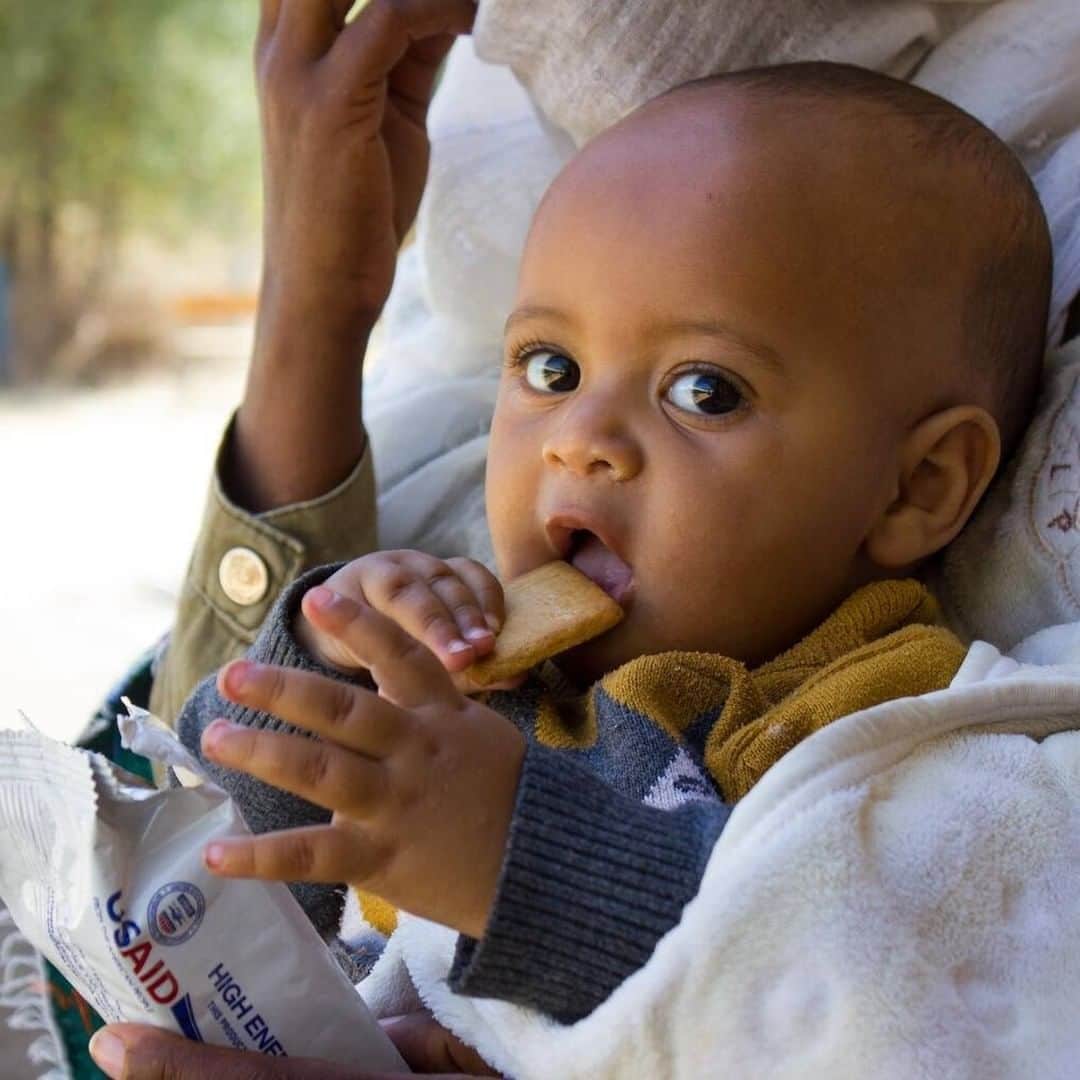 unicefさんのインスタグラム写真 - (unicefInstagram)「Seven-month-old Natan Hailay is eating a high energy biscuit to boost his nutrition levels in Ethiopia's conflict-ravaged region of #Tigray. ⠀ ⠀ After fleeing violence, Natan and his family are currently sheltering in a school. ⠀ ⠀ @unicefethiopia is on the ground, working with local partners to provide nutritional screening and supplies to thousands of children. ⠀ ⠀ As the crisis continues, a deeply troubling picture is emerging. To save lives, we need urgent and continued acccess - particularly in more rural areas.⠀ ⠀ © UNICEF/UN0412581/Leul Kinfu」2月13日 14時15分 - unicef