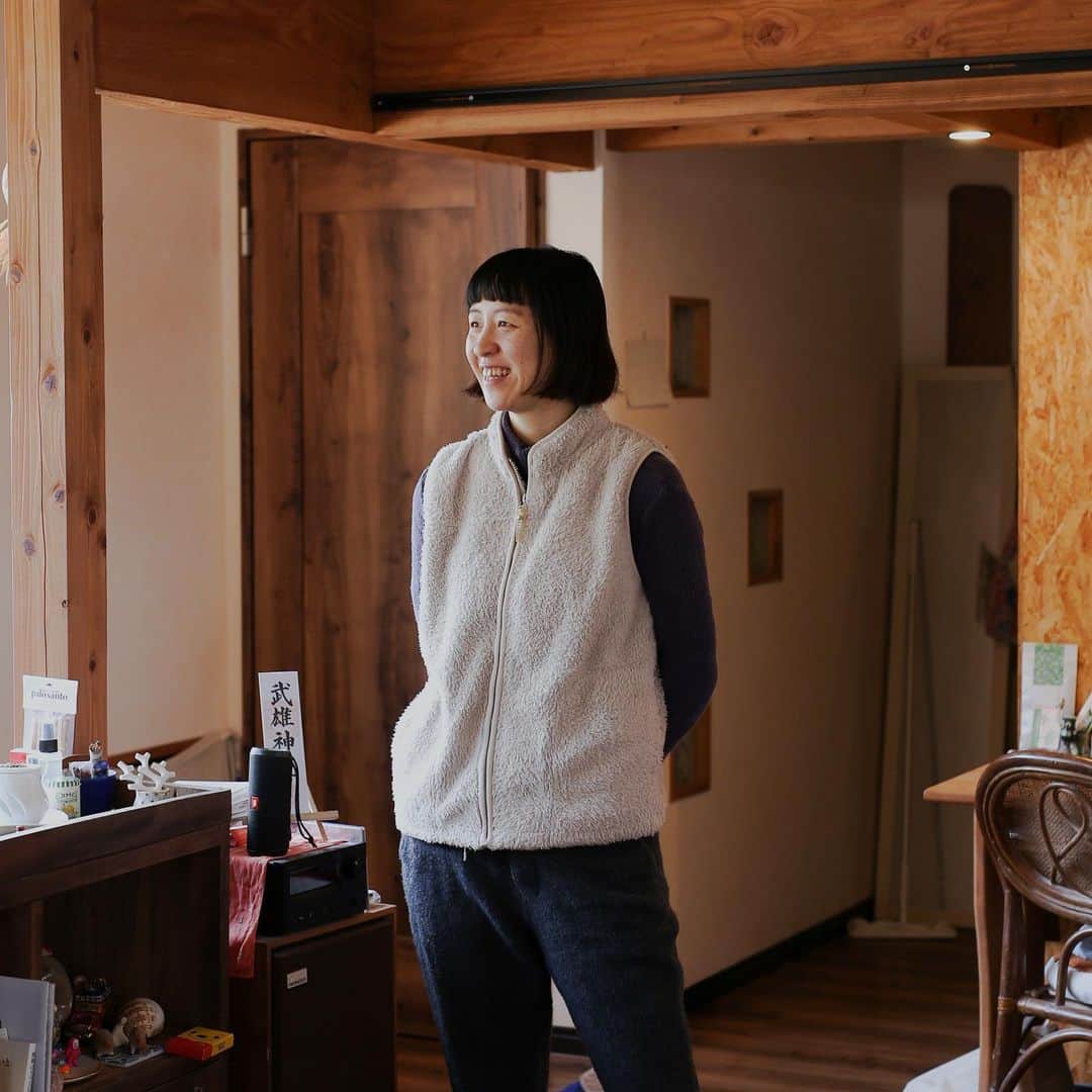 のインスタグラム：「【サラフチ更新✏️】  未来のものづくりについて話そう ～B品・産業廃棄物編～  ——————————————-  多くの産地で課題となっている「B品・産業廃棄物問題」。波佐見町も同じ問題を抱えており、「限りある資源をどのように活用していくか」ということが大きなテーマとなっています。  持続可能なものづくりを続けていくために、波佐見焼の抱える課題に注目し、未来のものづくりについて「ウラベ生地」のウラベメグミさん（@megumi_urabe）と考えてみました。  記事はサラフチにて公開しております。ぜひご覧くださいませ！🙌🏻 https://note.com/maruhiro/n/nf640b2c793ce  #サスティナブル #持続可能性 #サスティナビリティ #循環型社会 #環境問題 #産業廃棄物 #sustainability #sdgs」