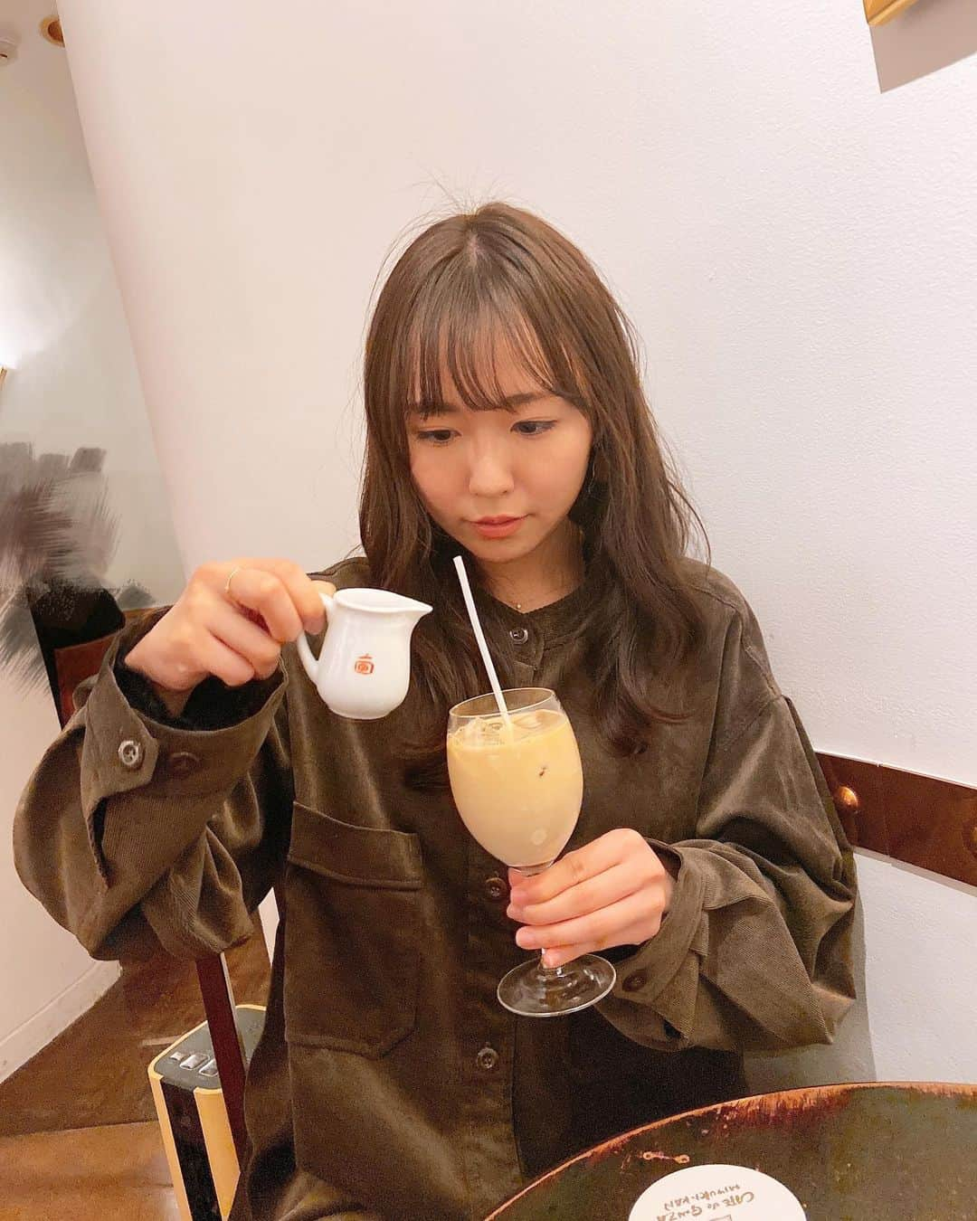 軽辺るかのインスタグラム：「カフェオレ飲むときの色んな顔🥸﻿ ﻿ ﻿ ﻿ ﻿ ﻿ ﻿ #カフェオレ #カフェラテ #カフェオレ大好き #カフェラテ中毒 #銀座カフェ #ブラウンコーデ #カフェ部 #カフェスタグラム #巻き下ろし #アイスカフェラテ #アイスカフェオレ」