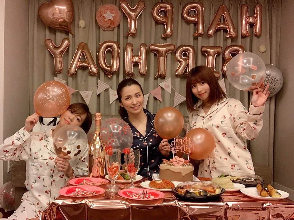 のインスタグラム：「🎉 . . ずっと前から 考えて考えて . 今の時期だからこその 楽しみ方って何かなーって . どうしたら喜んでくれるかなーって 沢山考えて 幸せなバースデーのお祝いをできました。 . . 素敵なレストランでの ディナーは今なかなか 難しいから . 私たちらしく 楽しく過ごせるように、、 . . そう考えて企画した ホテル女子会birthday✨ . . 一つ一つ用意していく時間も 毎日成功するか 喜んでくれるか そわそわしていた時間も 宝物になってます☺️ . . 嘘の予定を作って呼び出して 部屋に入った彼女を見た瞬間 嬉しくて涙が出そうだった。 . . 3人で思い切りはしゃげて 忘れられない日が また一つ増えました☺️ . . 今年も本当に、おめでとう🎊 . . #birthday #birthdaycake #party #balloon #ホテル女子会 #お誕生日のお祝いは #これだけじゃないんだけどね」