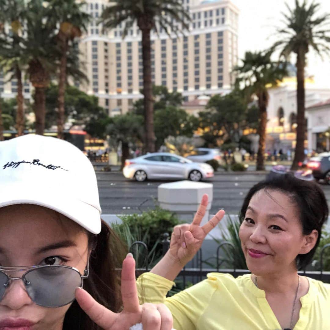 エイリーのインスタグラム：「엄마... 보고싶어요.. 이제는 볼수없지만... 하나님 곁에서 항상 저를 응원해주고 지켜주실거라 믿고 있어요... 세상에서 가장 아름다웠던 우리 엄마.. 이제 편히 쉬세요.. 엄마의 자랑 스러운 딸이 우리 남은 가족 사랑으로 잘 챙길게요...   사랑해요 엄마 Rest In Peace mom.. i love you...」