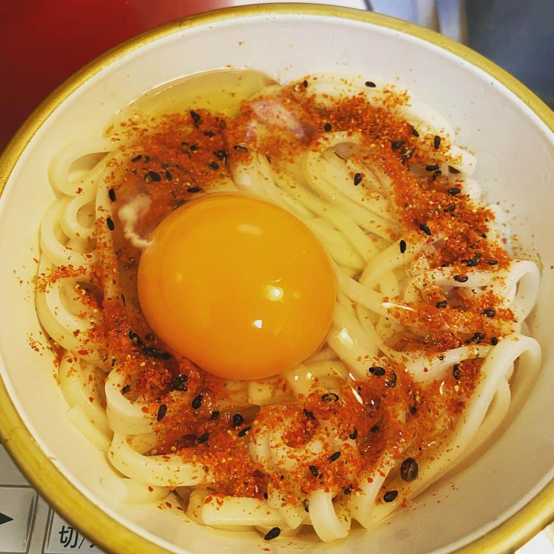 山田しょうこのインスタグラム：「最近『地獄』にハマってます。 茹でたてのうどんにめんつゆかけて、 生卵のっけて、 七味を親の仇くらいかけて完成する 超簡単シンプル料理。 とんでもない辛さと、たまごの命と、うどんの優しさをいっぺんに、そして無心で貪るのが美味しいです。 ちなみに。画像２枚目の短編小説、 青山七恵さん著『踊る星座』にでてくる食べ物です。 物語に登場する食べ物を現実で食べれられるのってなんか特別で嬉しい☺️ #地獄  #うどん  #うどんレシピ  #青山七恵 さん #踊る星座  #小説 #読書」