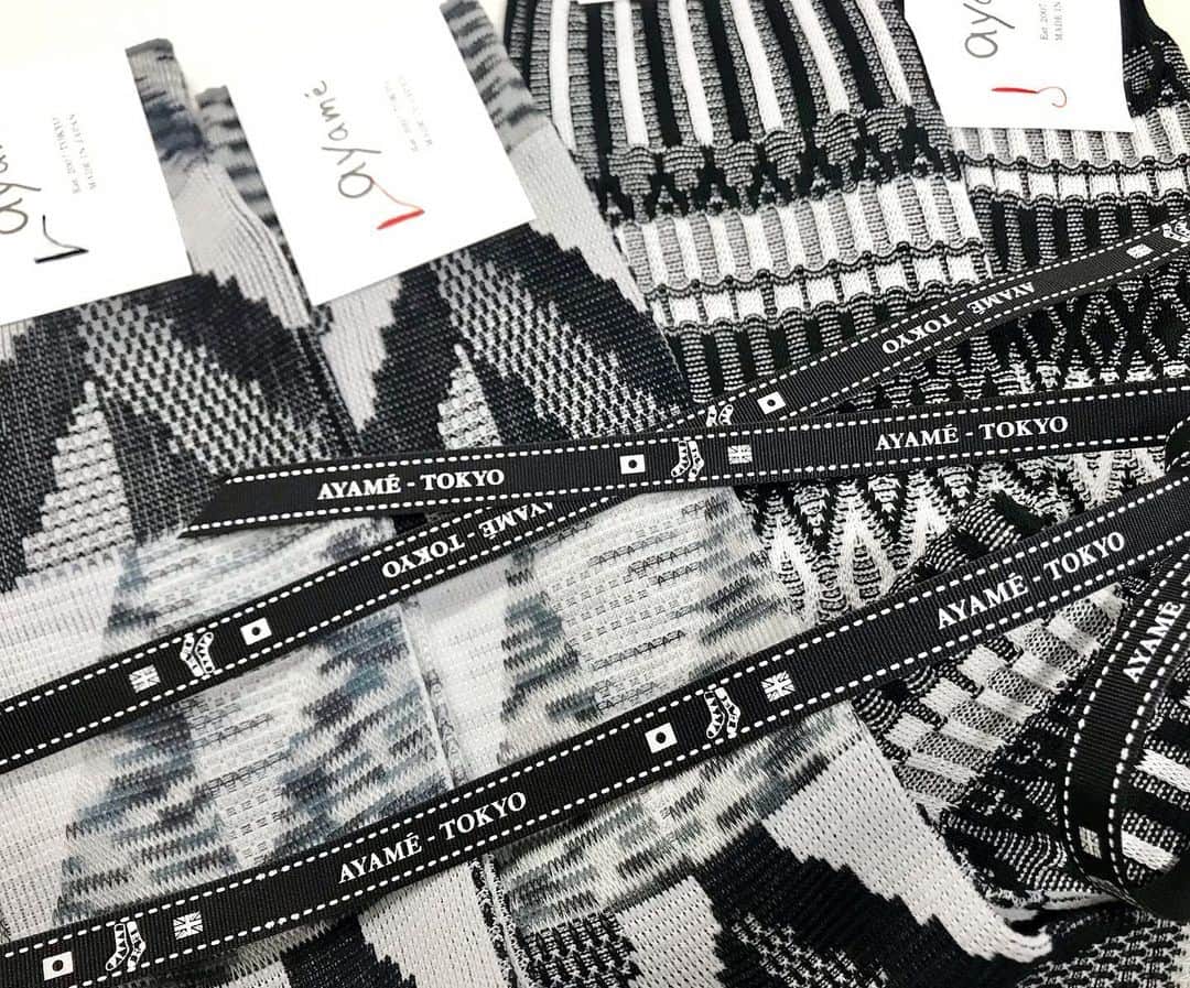 アヤメのインスタグラム：「Black & White THEC53 SAN 3, MENS-WOMENS both available🖤🤍 バレンタインデーは何も男性だけに贈る日ってわけではないよ🎁💐白黒黒胡麻アイス靴下メンズ・レディスお揃いでどうぞ🧦❤️ #靴下お揃い #socksgift #靴下プレゼント」