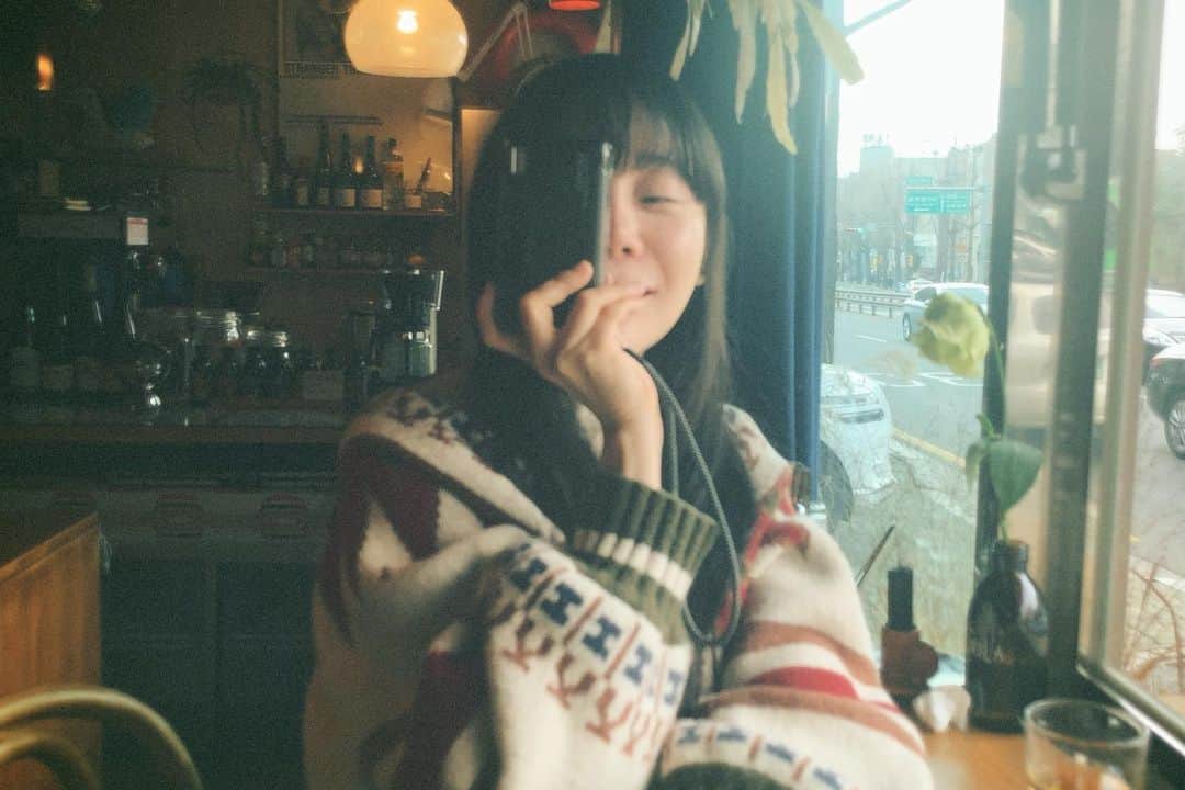 soy kimのインスタグラム：「넓고 넓은 이 지구에서 자리만 차지하고 있다 느껴질 때 누구에게나 주어진 공기를 내 숨으로 낭비하고 있다 느껴질 때 굳이 아니라고 하지 않아도 곁을 내어 주는 것만으로 충분히 그 생각들과 싸워주는 이들이 있다.  절친한 이 일수도, 가족일 수도, 오랜만에 만난 친구일 수도, 우연히 잠시 스쳐가는 행인일 수도, 매일 밤 내 옆을 지켜주는 반려동물일 수도, 글로 생각을 나누는 낯선 이 일 수도 있는 존재가 누구에게나 있다.  올 한해 서로의 어두운 생각들을 싸워 주는 소중한 이들이, 그런 소중한 순간들이 많길 , 나도 누군가에게 꼭 그런 사람이길,  모두모두 새해 복 많이 받으세요!」