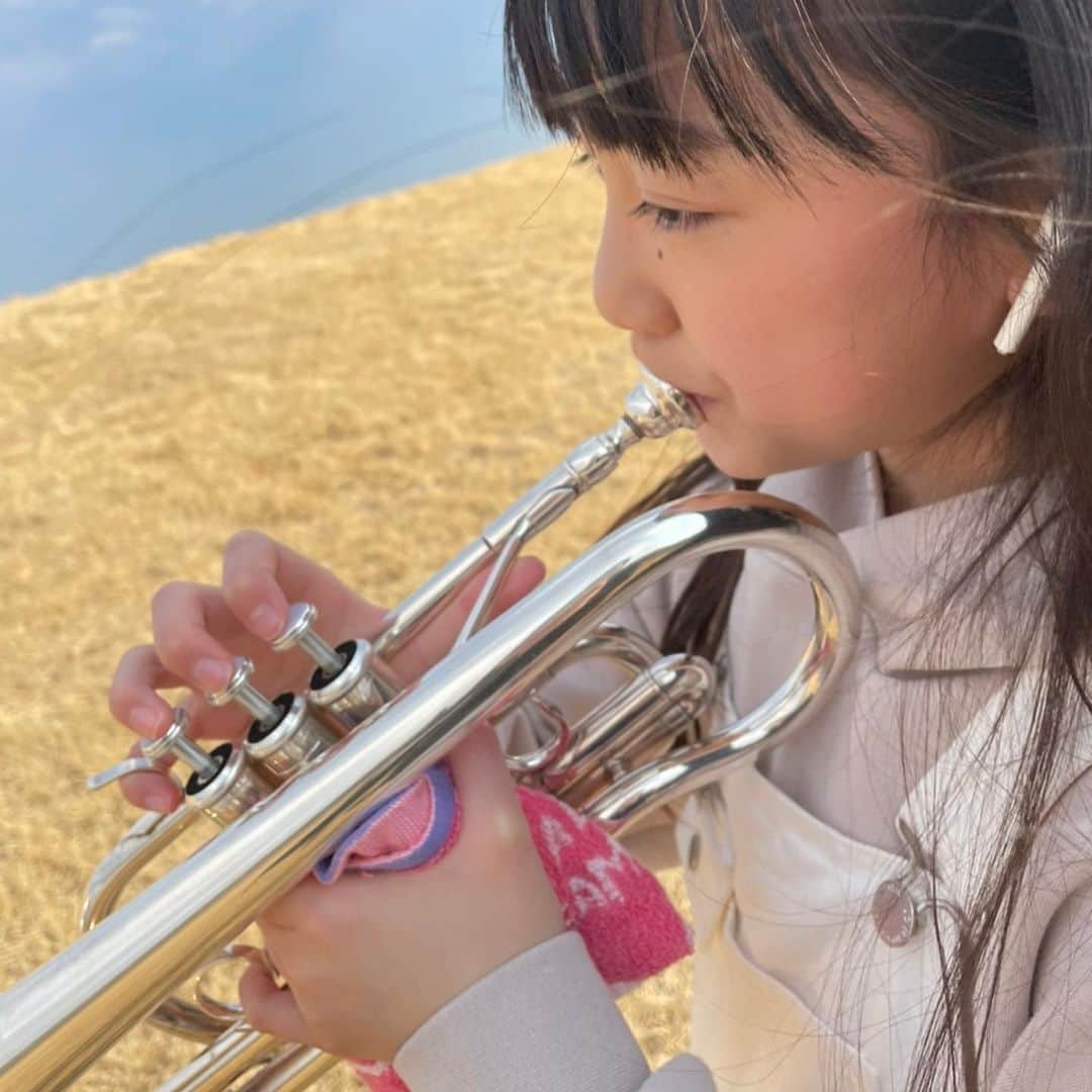 鎌田英怜奈のインスタグラム：「・ この前、コルネットを思いっきり吹きたくて 外にお出かけしました📯 ・ もっと体力をつけて、 肺活量を増やす目標をたてました✨ ・ ・ 青空から だんだん薄ピンクに変わっていく空がキレイです⭐️  #コルネット #金管楽器 #空」