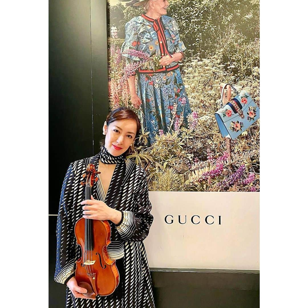 松本蘭のインスタグラム：「#gucci #銀座店 にて #今日明日 #演奏させて頂いています 🎻  銀座でお買い物の際には是非お立ち寄りください✨ #gucci さまの #dress 着させて頂いています😆」