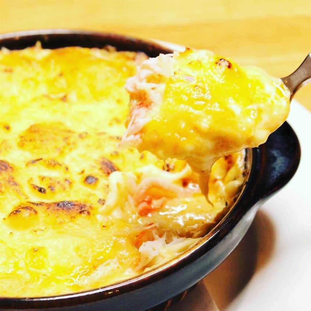 バルセンナリ食堂さんのインスタグラム写真 - (バルセンナリ食堂Instagram)「バル　センナリ食堂です。  冬の味覚のカニを使ったメニュー 【ズワイガニのグラタン】  特製のホワイトソースにズワイガニ🦀の身と濃厚なカニのダシを入れ、じゃがいも、キノコ、ほうれん草の上にかけてチーズをのせてオーブンで焼き上げます。  カニの旨味たっぷりのソースと、とろ〜りチーズのズワイガニのグラタンです🧀🦀🧀  まだまだ寒い日が続きますので、冬限定のアツアツのグラタンいかがですか？  #金沢片町 #バル #センナリ食堂 #ズワイガニのグラタン」2月13日 14時54分 - sennari.syokudou