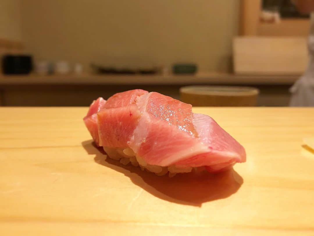 乾雅人のインスタグラム：「鮨しゅん輔@阿佐ヶ谷 師匠難波さん時代から受け継がれた色々な定番が出て来なくなった… 尋ねると「新しい挑戦を始めます」と俊輔大将。 恐ろしく進化を始めたな。 見届けたい。」