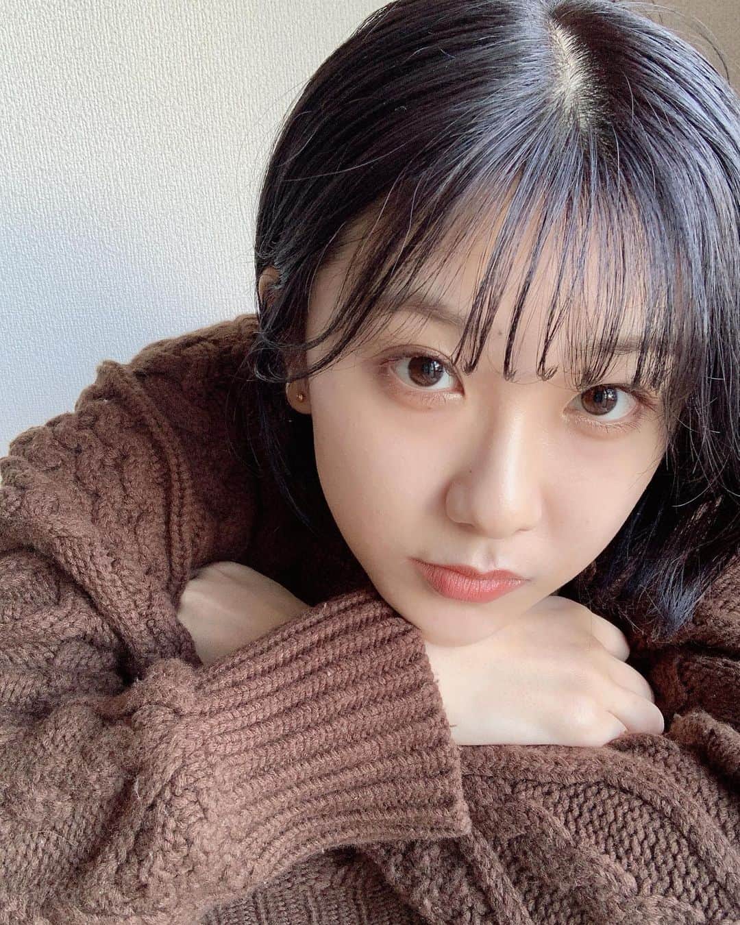 藤原万由子のインスタグラム：「期間限定ギャルから黒に戻りました😌 . . ブリーチしてるとどうしてもすぐ抜けちゃうから、最初はかなり暗めに入れてもらった。 抜けていくのがまた楽しみ。 . @tenhouo  いつもありがとうございます🥰」