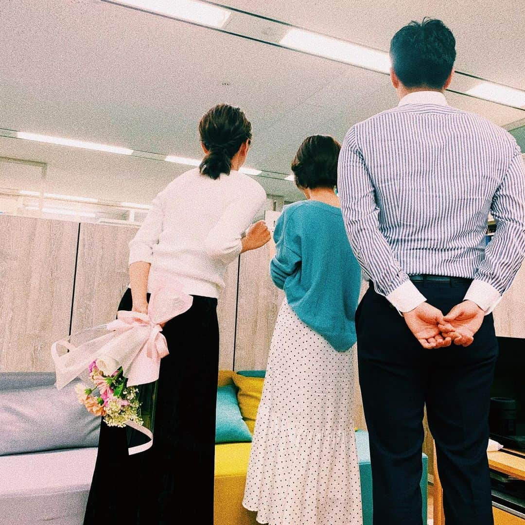 小澤陽子さんのインスタグラム写真 - (小澤陽子Instagram)「𝚒𝚗 𝚙𝚛𝚒𝚟𝚊𝚝𝚎❁  #今日は何の日 ？と、 @fujitv_announcer でお知らせしていますが、、🌸  今日は、2/13 “にいみ”の日！ 同期の新美ちゃん。 結婚１周年おめでとう🥰🥰  コロナに入ってしまって、 結局ちゃんとお祝いできていないね😢 色んな話も聞きたいし、早くまたみんなで お祝いできたらいいなぁ…💭🎉  #サプライズにそわそわな私たち #２１３の日 #2015年入社 #フジテレビ#アナウンサー #内野泰輔 #新美有加 #宮司愛海 #小澤陽子」2月13日 14時53分 - yoko.ozawa729