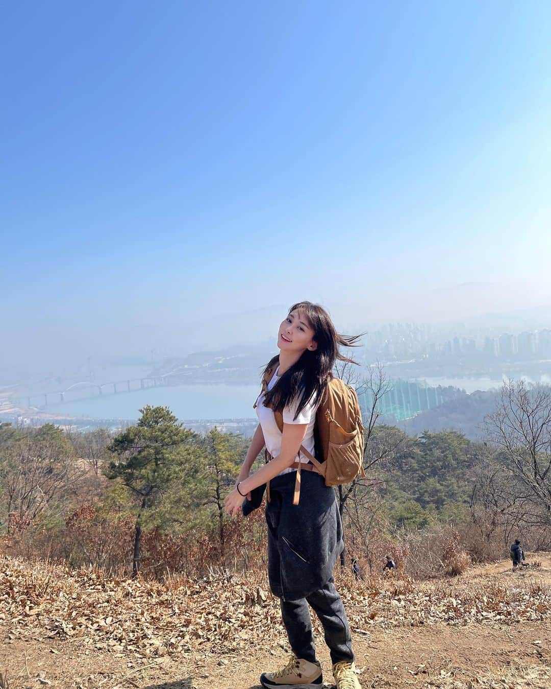 ホ・ヨンジュ のインスタグラム：「#듀사랑산악회 아차산+용마산 🥳 열정 열정 열정!  봄 같았던 오늘✨ 등산 최고에요😍👍🏻 #아차산순두부 완전 맛집 ㅠㅠㅠ💕 추천합니다👍」