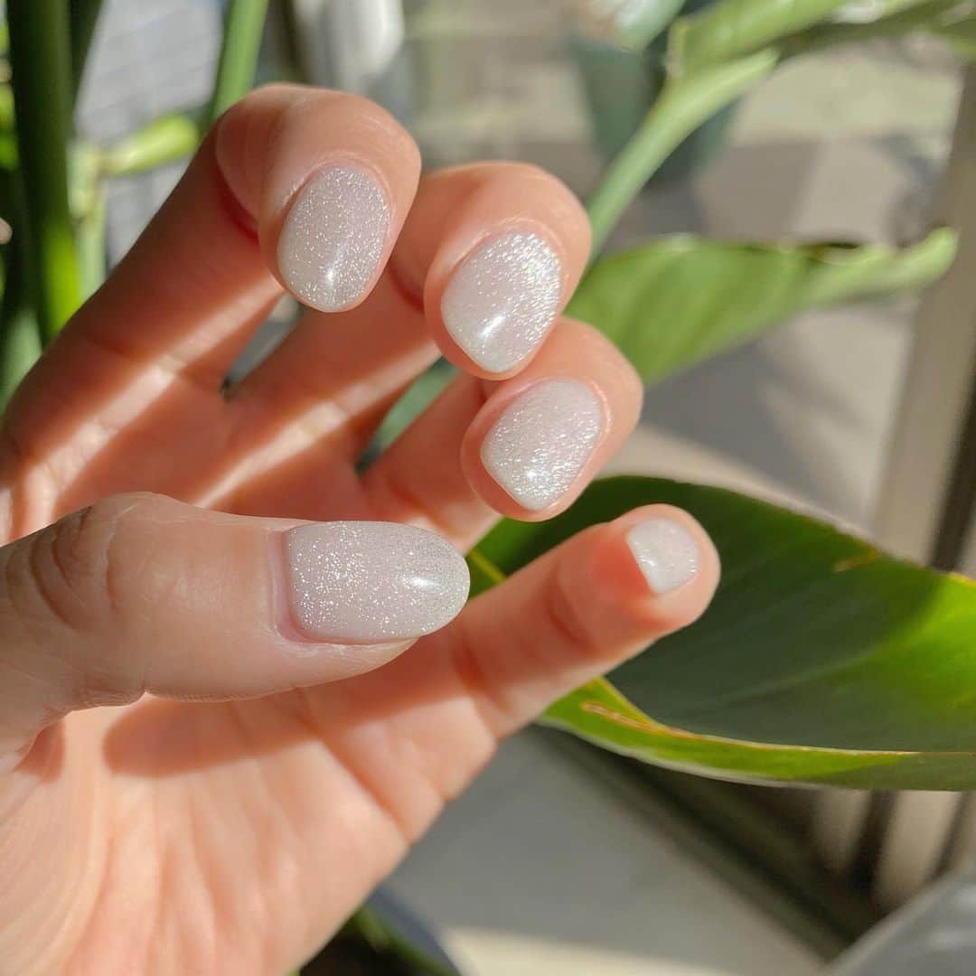 難波礼華のインスタグラム：「new #nails  キラキラきれい🤍 ホワイトにシルバーのマグネット✨ @yuma_mo ありがと🤍🤍🤍 @homeharajuku でマグネットネイルキャンペーンしてるよ✌️😽」