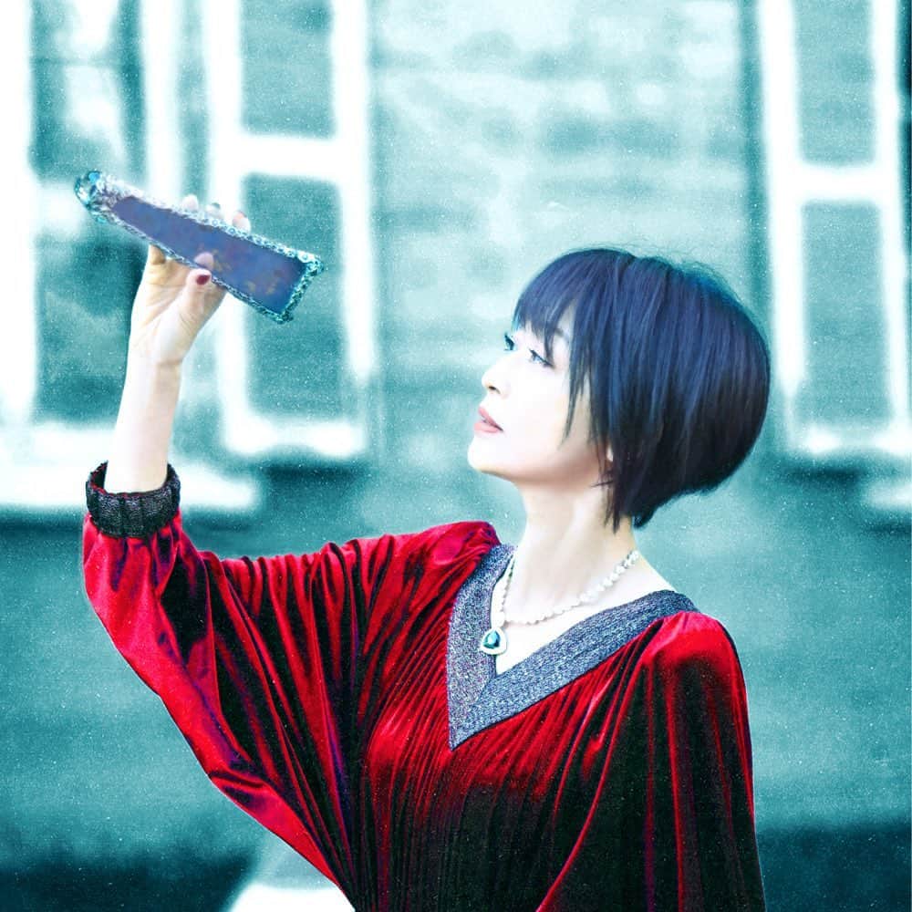 畑亜貴のインスタグラム：「ドヤ顔ツン顔から万華鏡を覗く画像へ、Instagramも久々に髑髏から実写へとアイコン変更！「雨月物語 - 懐古庭園 Vol.04 - 」仕様です。毎回変身が楽しみ😁」