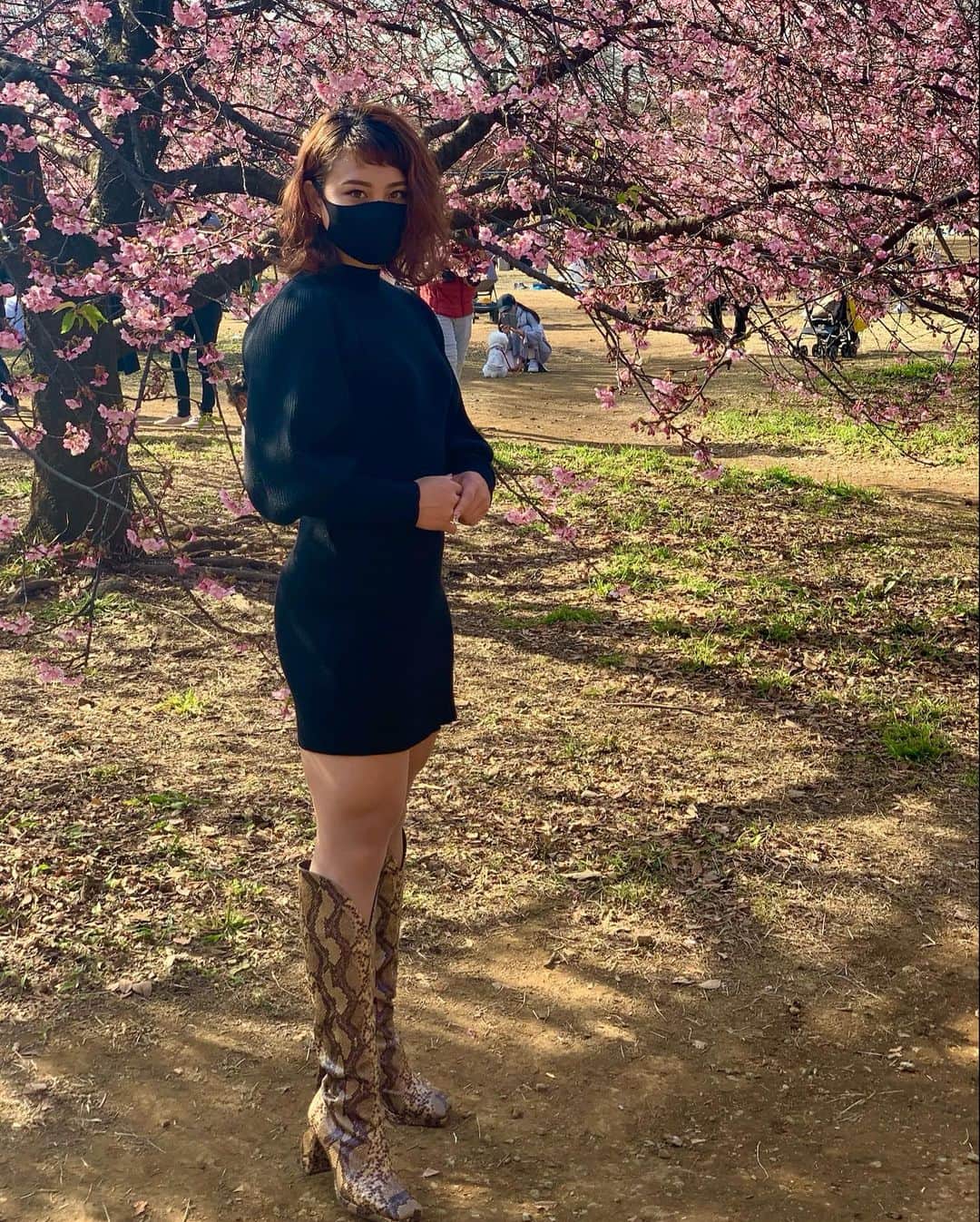 のインスタグラム：「久しぶりにサイクルウェア以外の服着た🦋🤎﻿ ブーツがギャンカワ🐍🌸🐊🌸﻿ ﻿ #オフショット #トレーニング女子 #筋トレ女子﻿ #競輪 #競輪選手 #ガールズケイリン #自転車﻿ #自転車女子 #パイソン柄 #ニットワンピース  ﻿#ブーツ #ブーツコーデ  #ファッション #fashiongram」