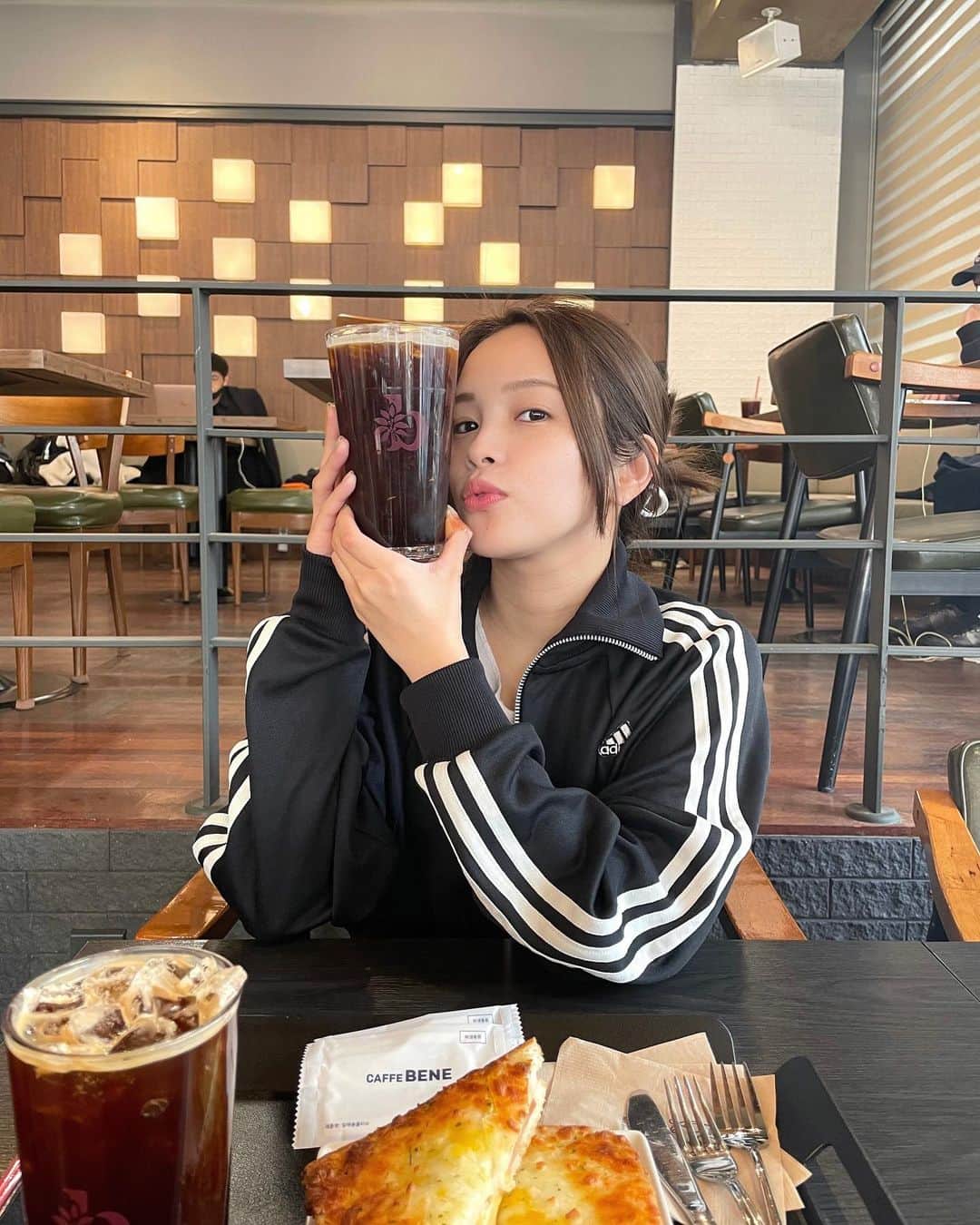 Lilmeのインスタグラム：「한국 커피는 어디나 커요〜‼︎ 韓国のコーヒーはどこのお店も大きくて驚く🤣☕️🤍‼︎」