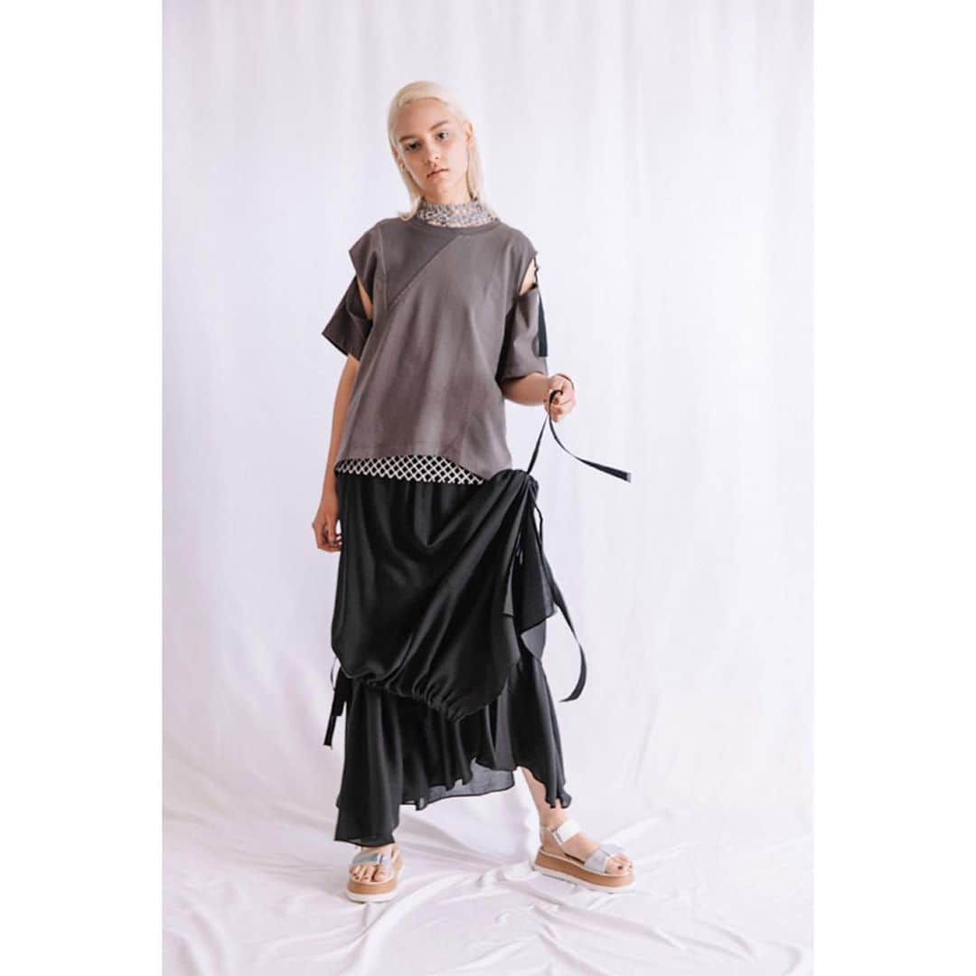 AULA AILAのインスタグラム：「【2021 HIGH SUMMER COLLECTION】  SLIT SLEEVE T-SHIRT WHITE/ CHARCOAL GRAY/ BLACK SIZE:0 ￥10,000  DRAWSTRING FLARE SKIRT OFF WHITE/ BLACK /BLUE SIZE:0 ￥18,000  ✔️OFFICIAL WEB STOREにて、先行予約会を開催中！ 期間中ご予約いただいたお客様に、ポイント20倍をプレゼントいたします。  是非ご覧くださいませ。」