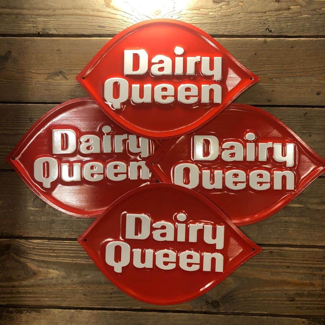 kiarrysのインスタグラム：「New Dairy Queen Emboss Sign 2800yen web shop in store now.」