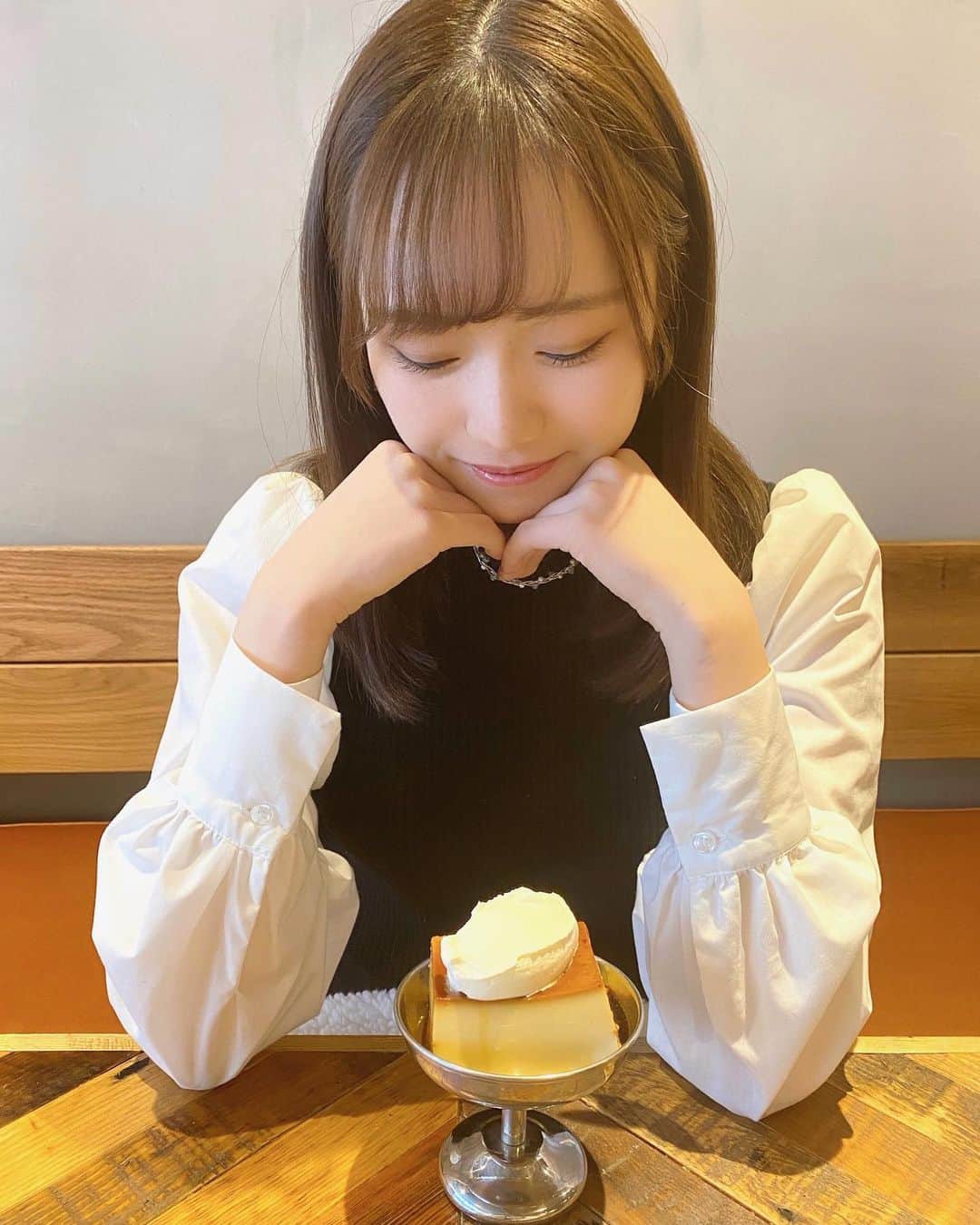 かわぎしるなのインスタグラム：「🍮 . 寝てるんじゃなくて見つめてるんだよっ⸜❤︎⸝ . . #eggbabycafe #カフェ巡り #上野カフェ #プリン #🍮」