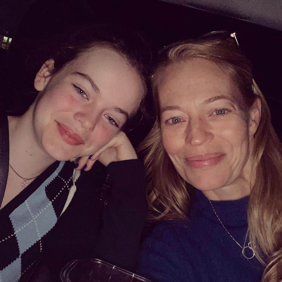 のインスタグラム：「One surprise benefit of this pandemic: drive-in movies with My Pea!🍿🎥🚘」