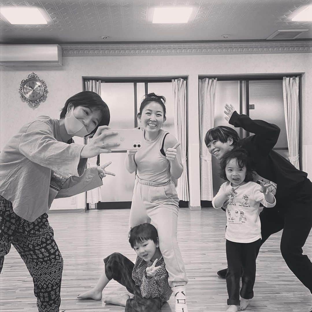 小西ゆりなさんのインスタグラム写真 - (小西ゆりなInstagram)「親子ダンスのプライベートレッスンさせていただきました👩‍👦✨ 初めてのダンス楽しんでもらえてたら嬉しいです😚 コロナの影響により… 現在は少人数のみ、完全予約制にしております‼️ ご予約お問い合わせはDMにてお願い致します🤲 #親子ダンス #ママの息抜き #汗だくレッスン #初めてのダンス #dance #ママダンス #親子の時間 #親子で楽しむ」2月13日 15時21分 - yurina_konishi